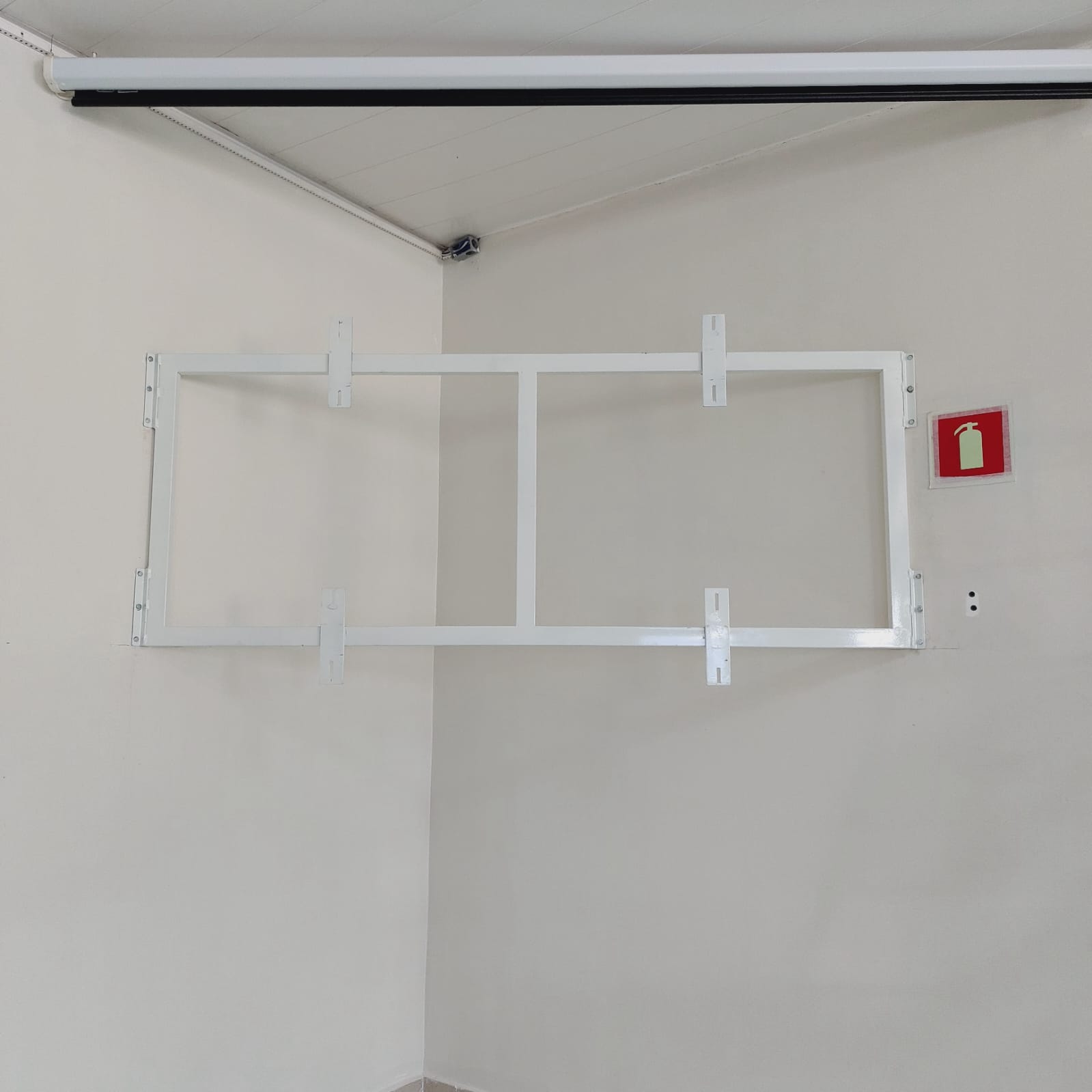 Suporte para 4 Tvs 55"