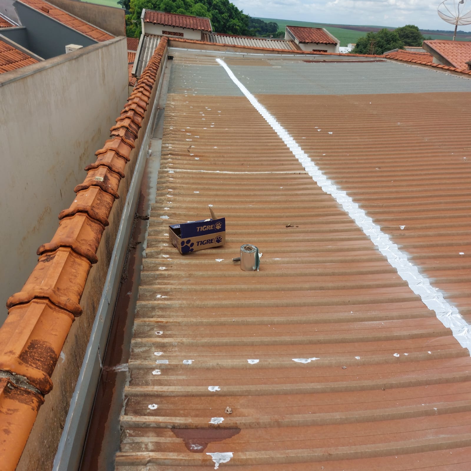 Instalação de fita Multiuso nas emendas das telhas