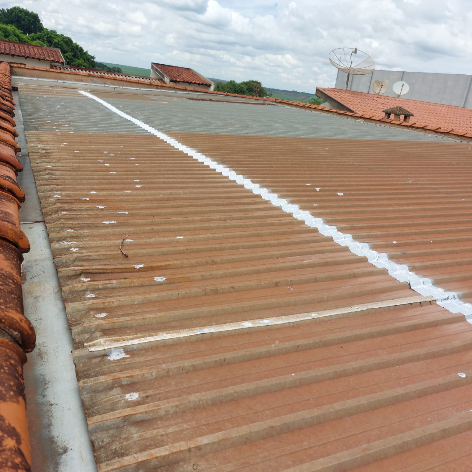 Instalação de fita Multiuso nas emendas das telhas