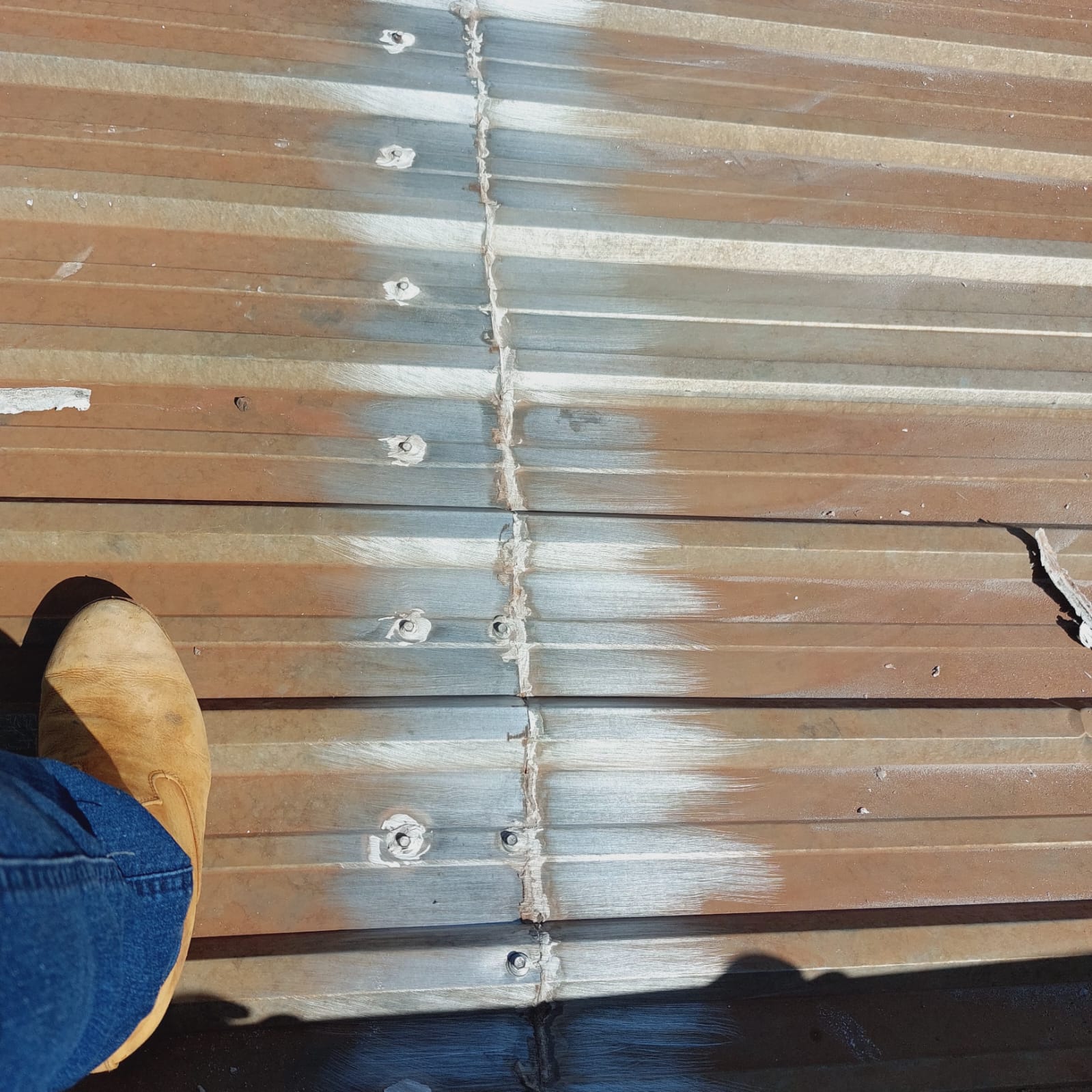 Instalação de fita Multiuso nas emendas das telhas