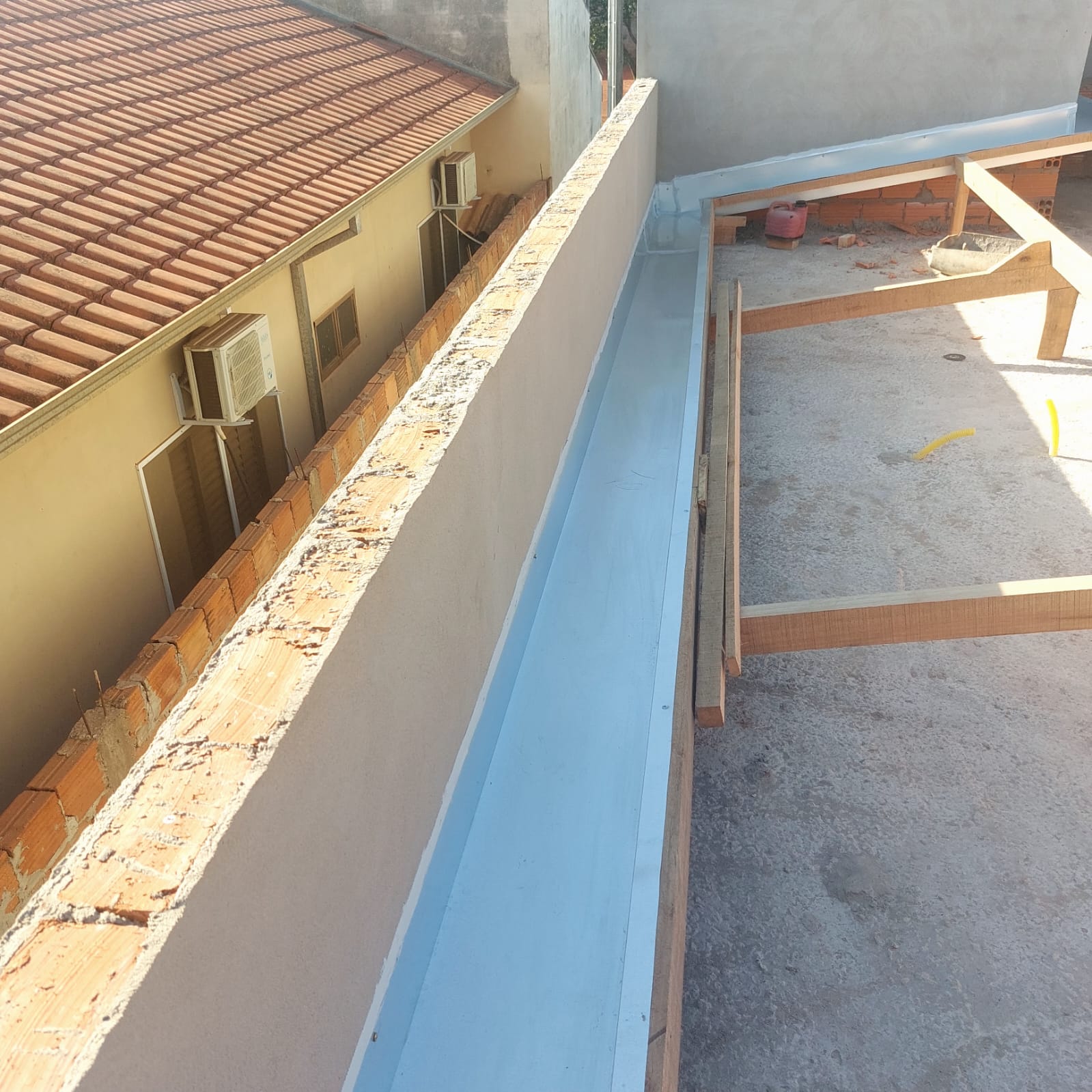 Calha coxo e condutor