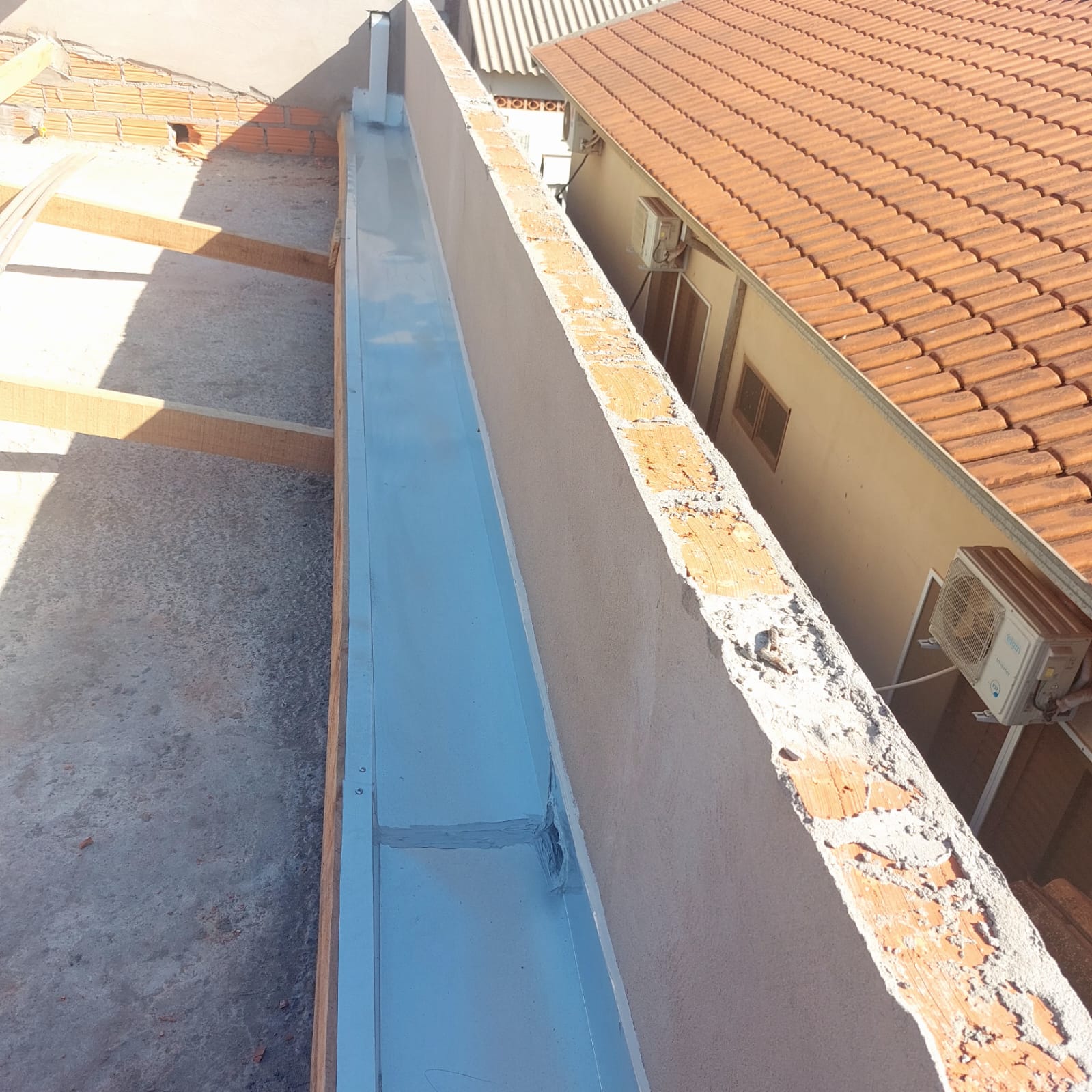 Calha coxo e condutor