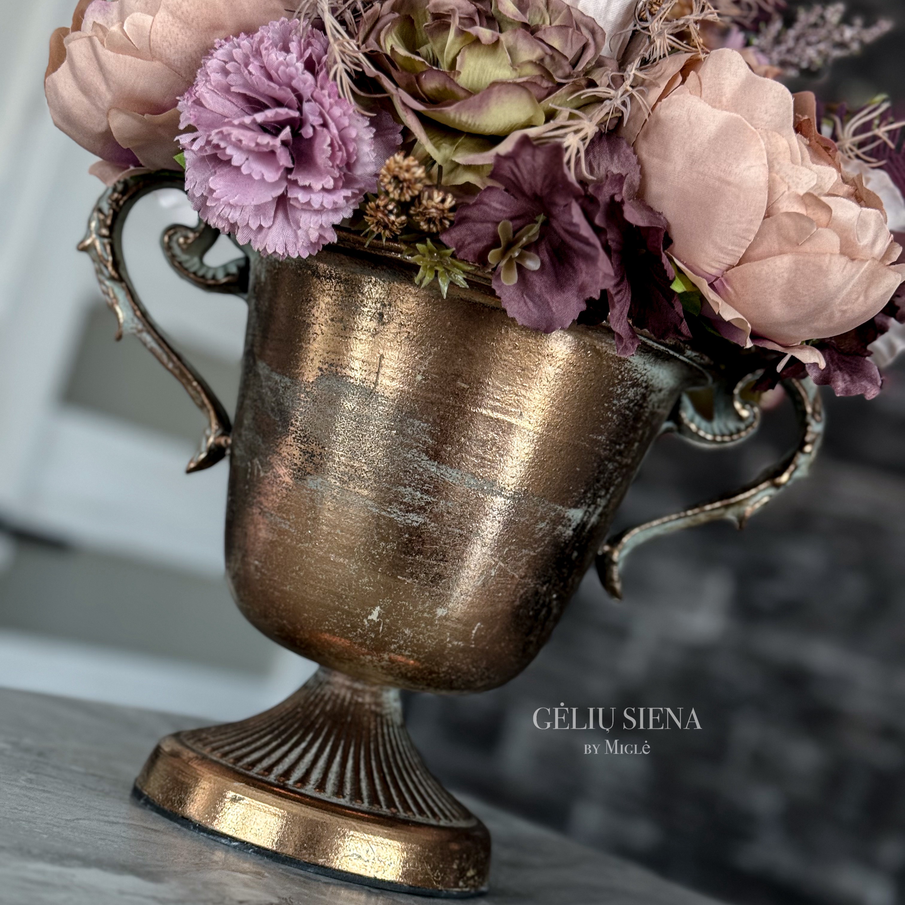 Kompozicija "Rose gold" vazoje