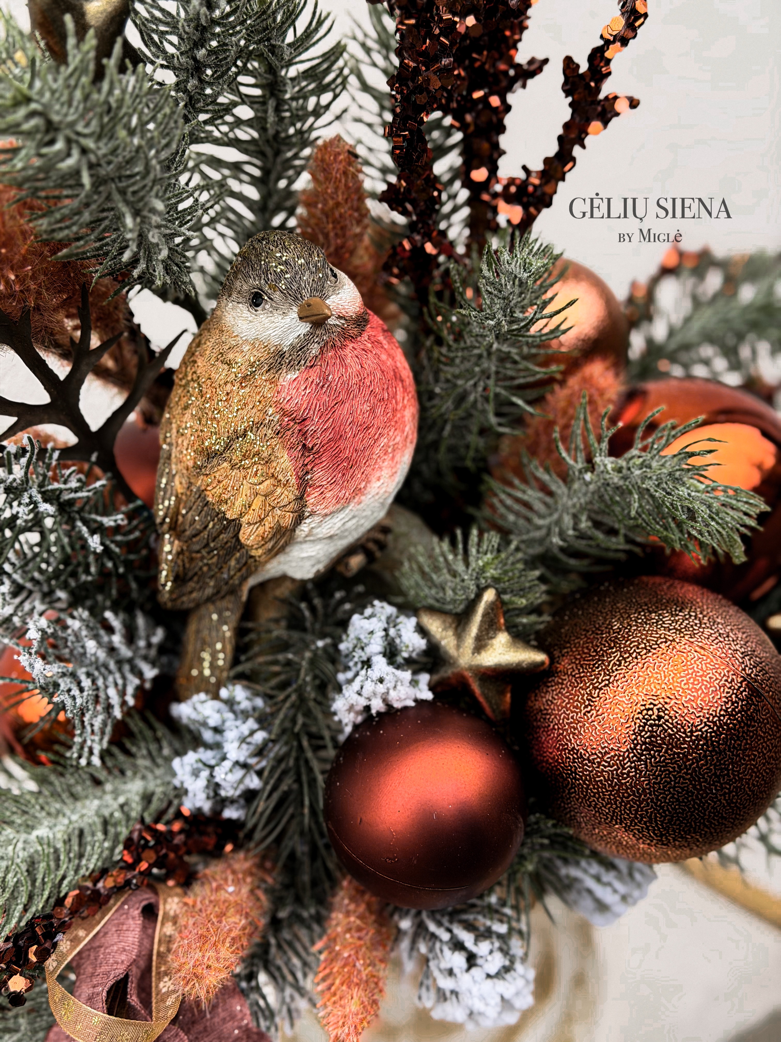 Kalėdinė kompozicija rankų darbo vazoje