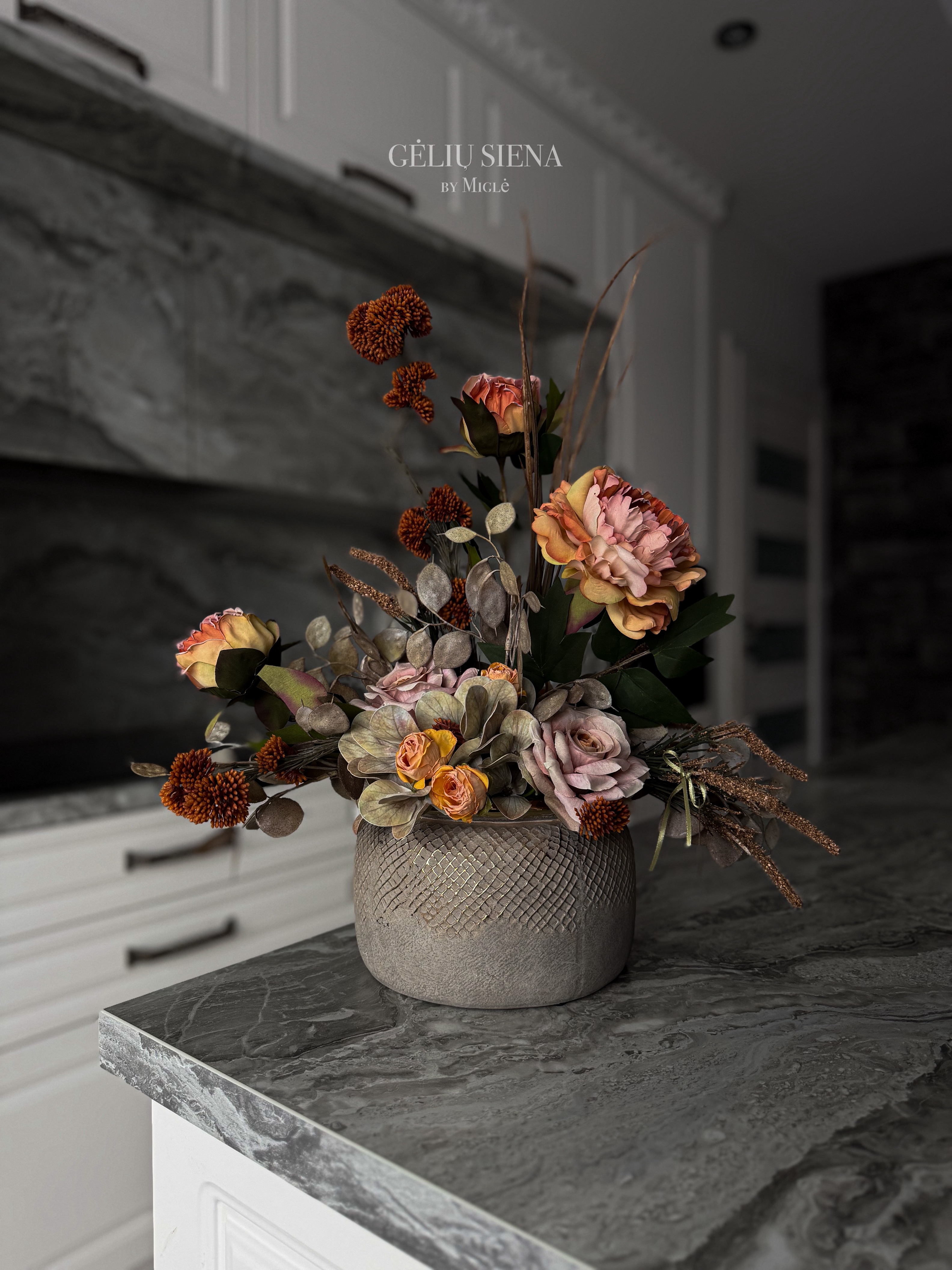 Kompozicija karamikinėje vazoje