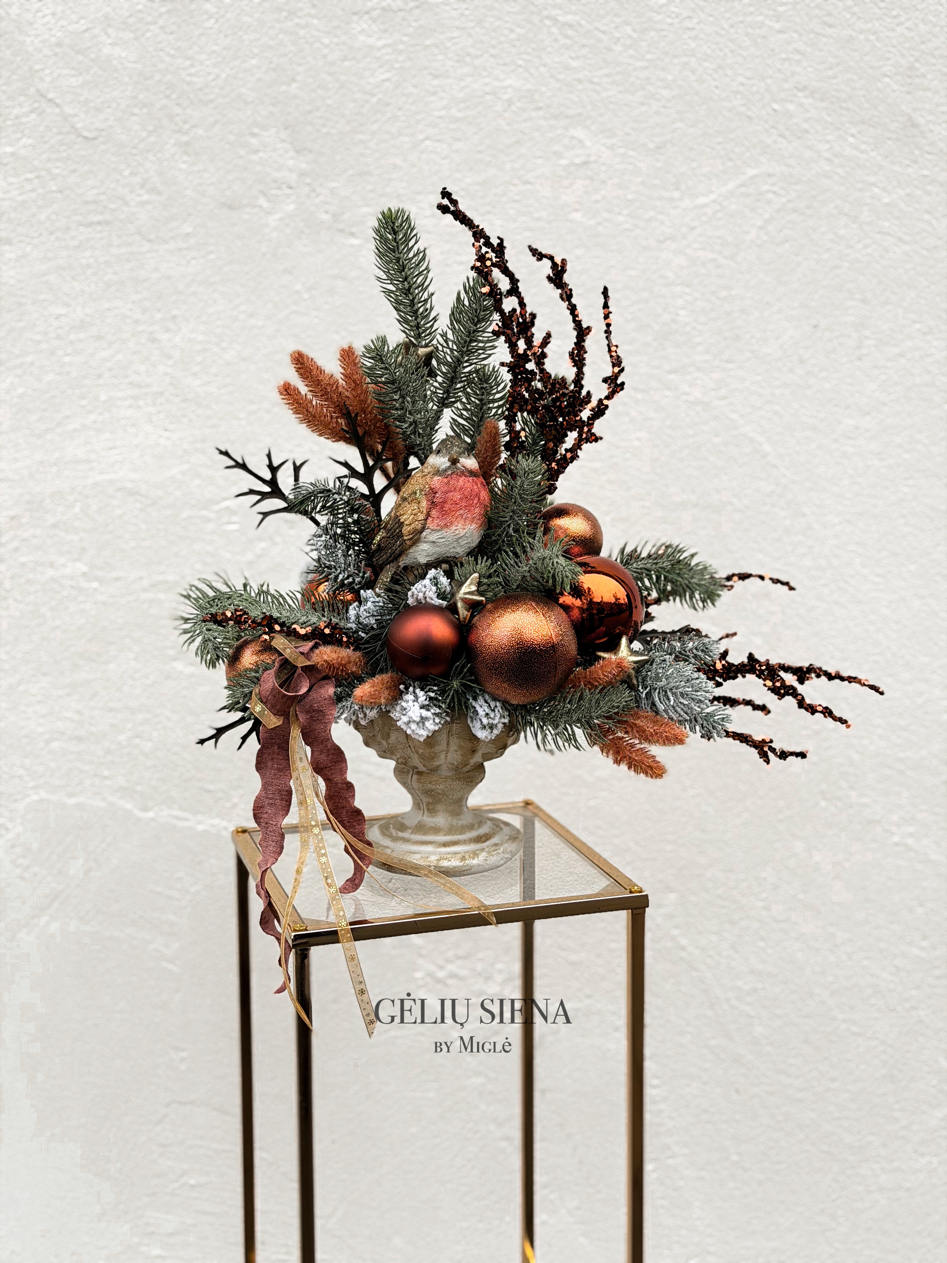 Kalėdinė kompozicija rankų darbo vazoje