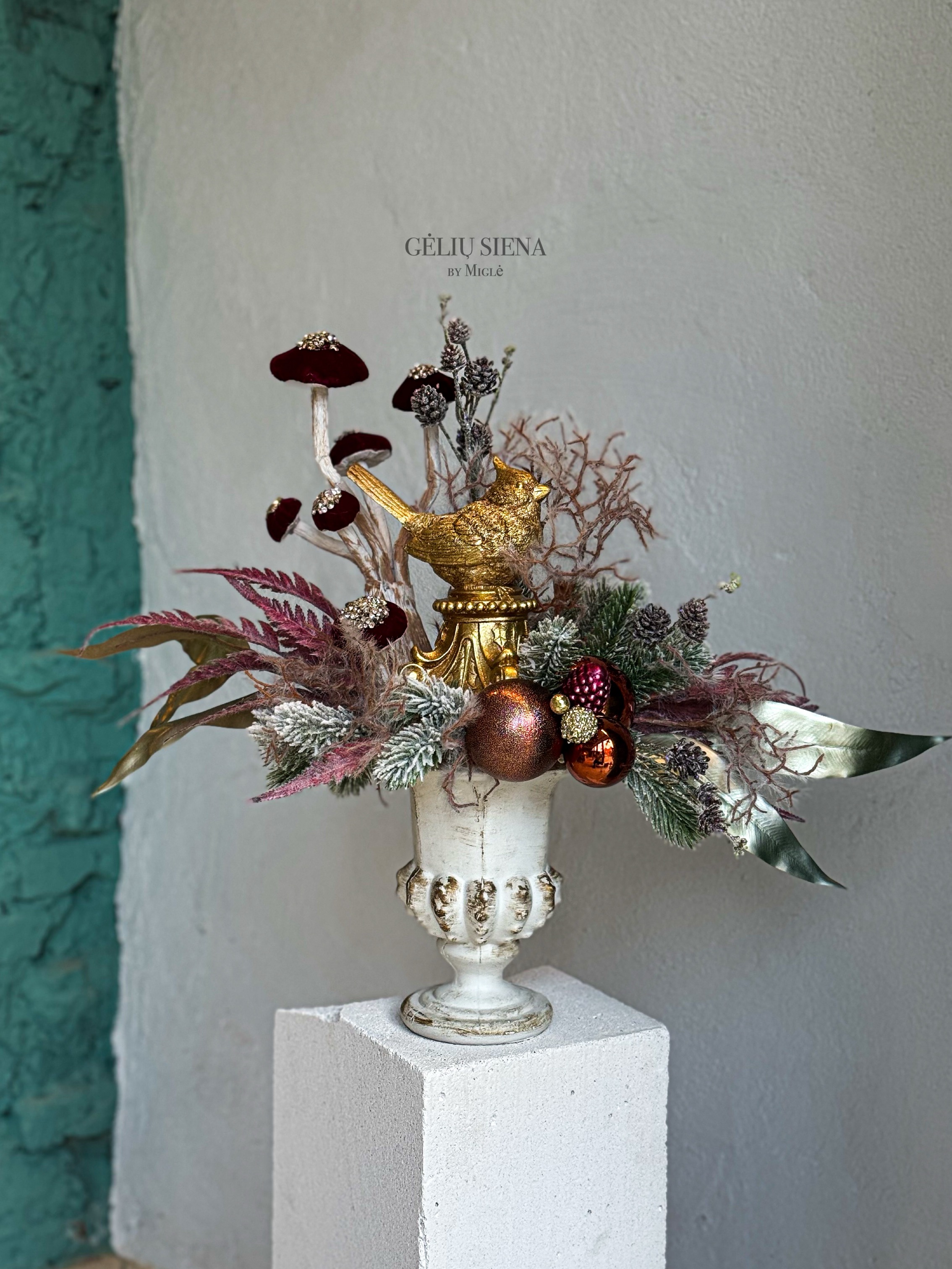 Kalėdinė kompozicija rankų darbo vazoje