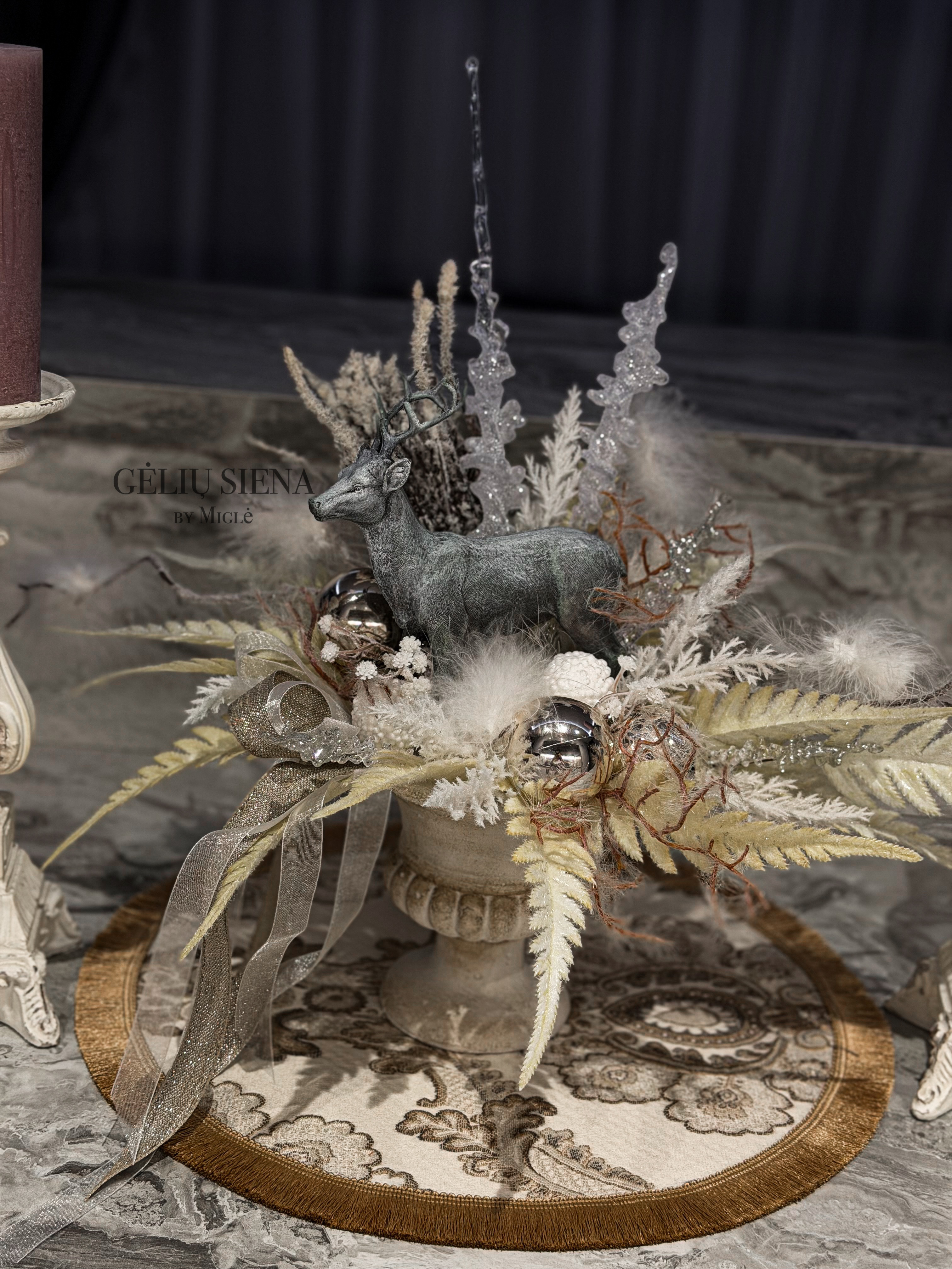 Kalėdinė kompozicija ranku darbo vazoje