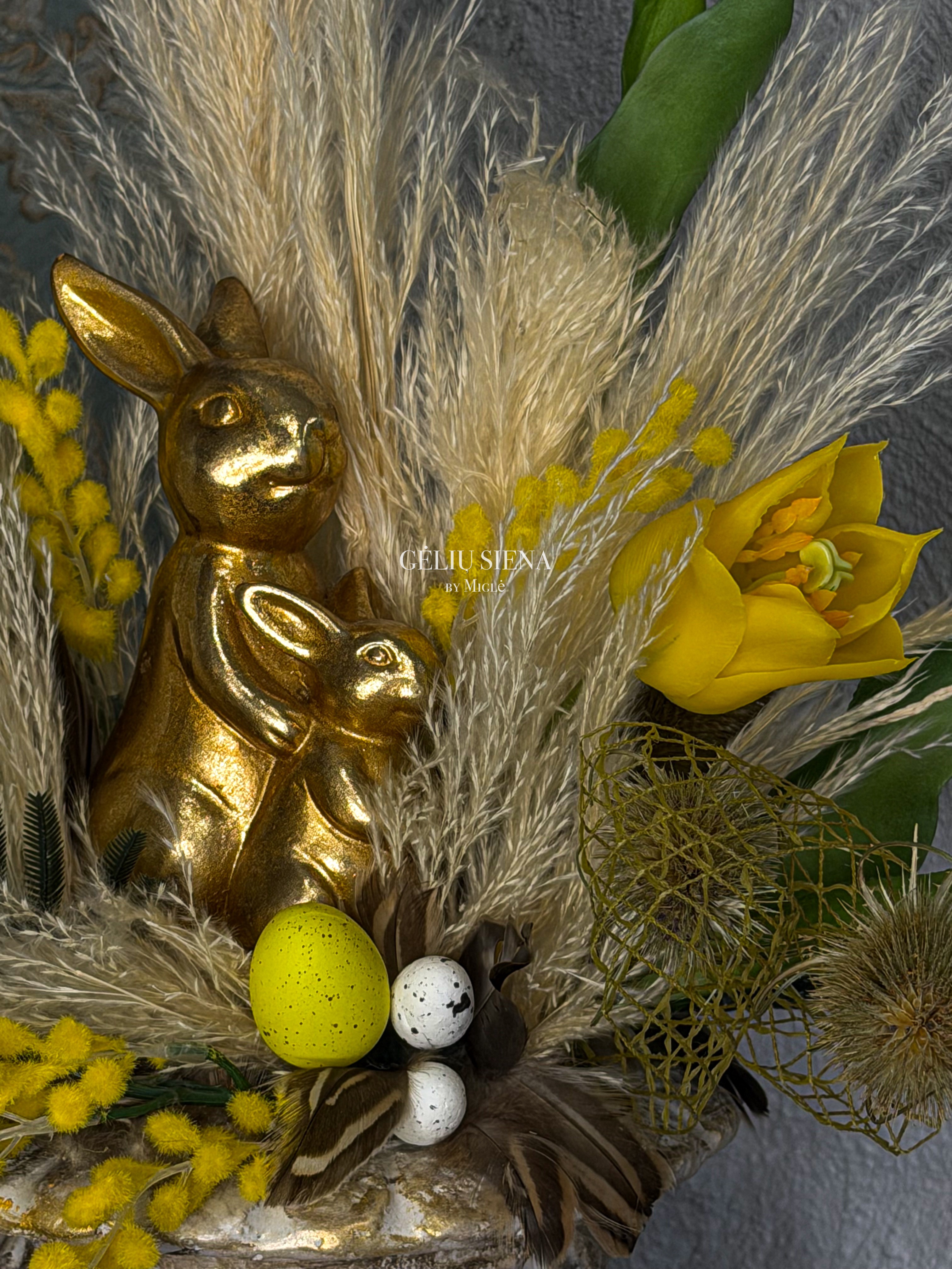 Kompozicija rankų darbo vazoje