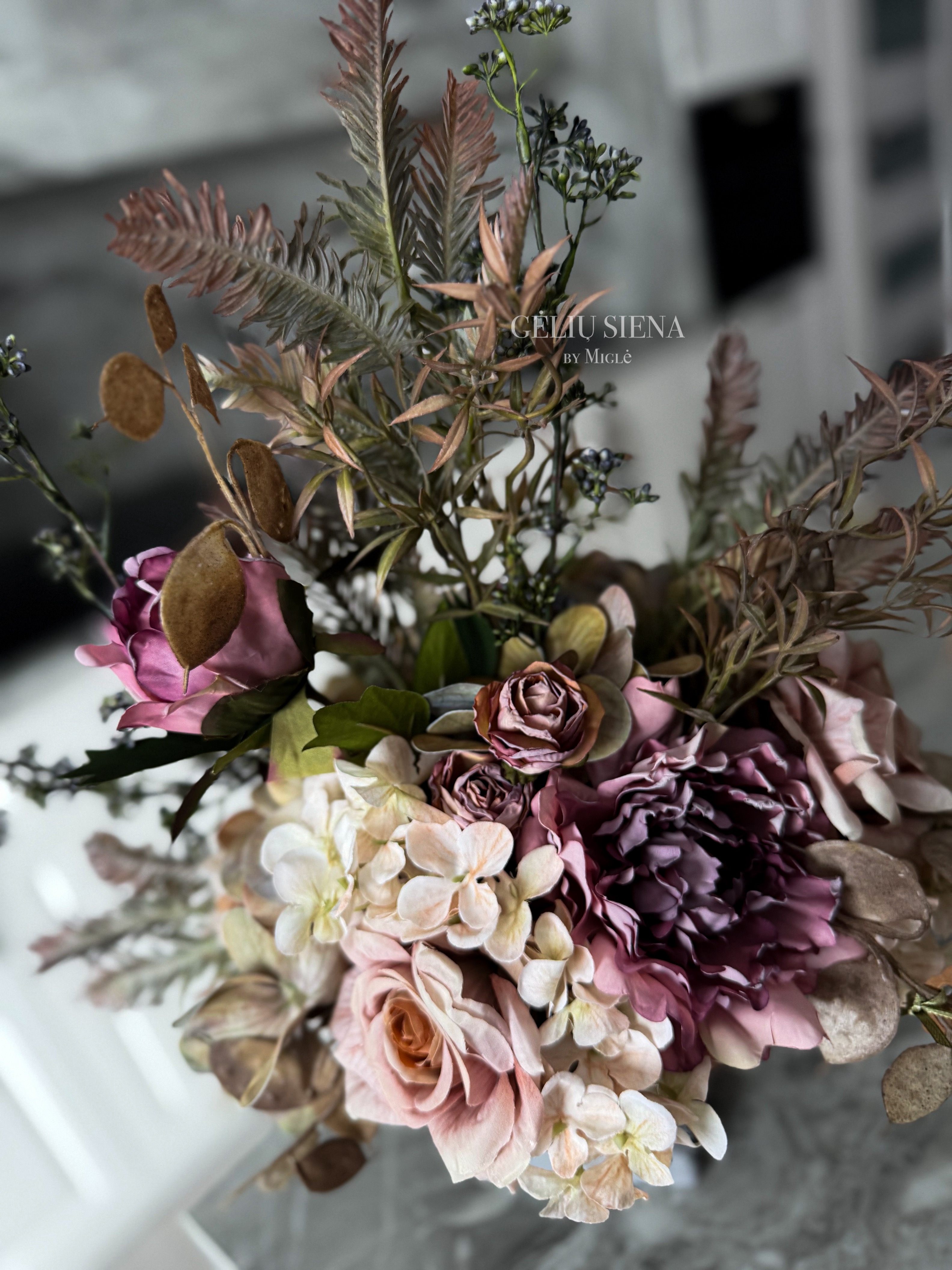 Kompozicija rankų darbo vazoje