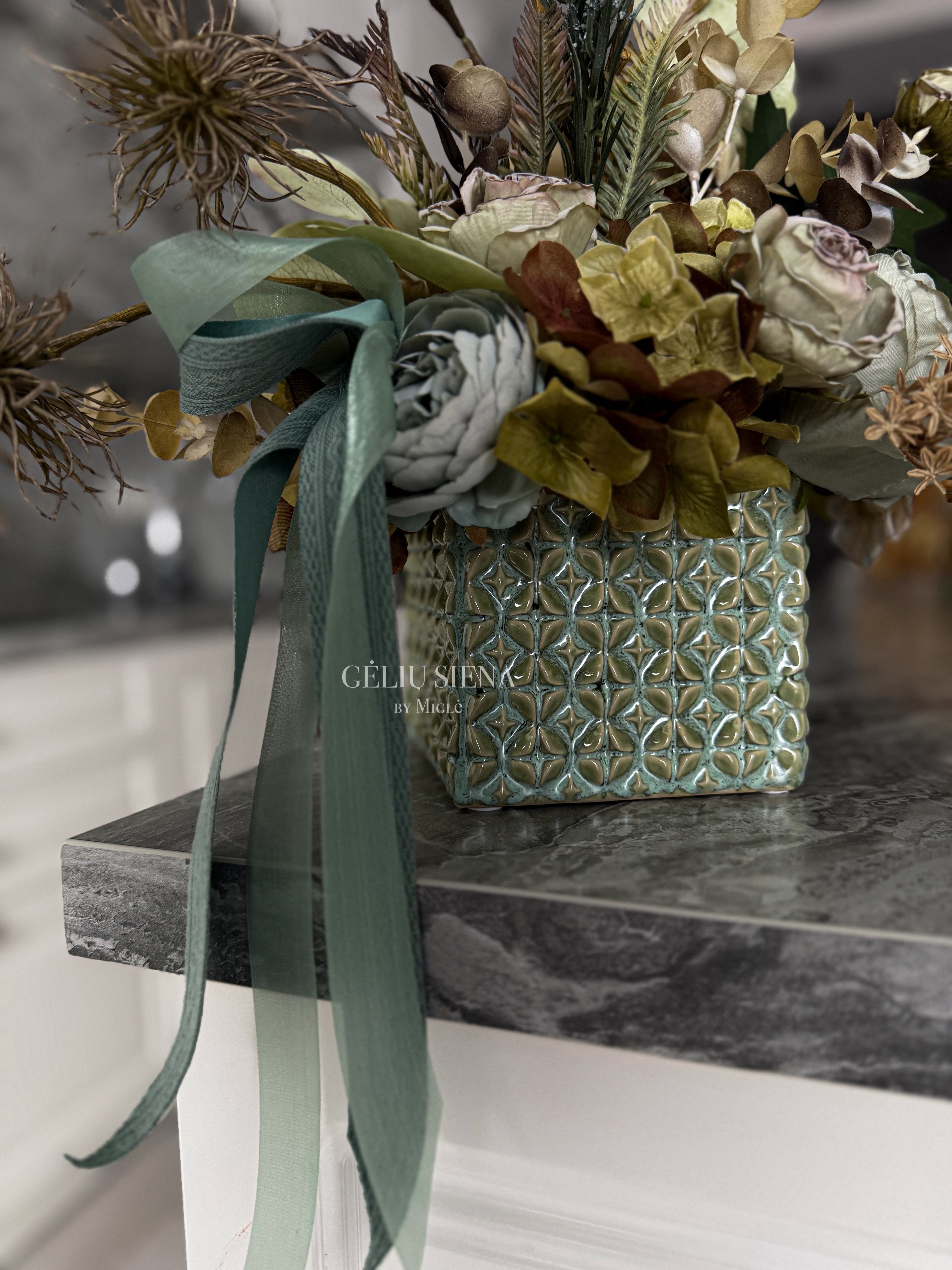 Kompozicija keramikinėje vazoje