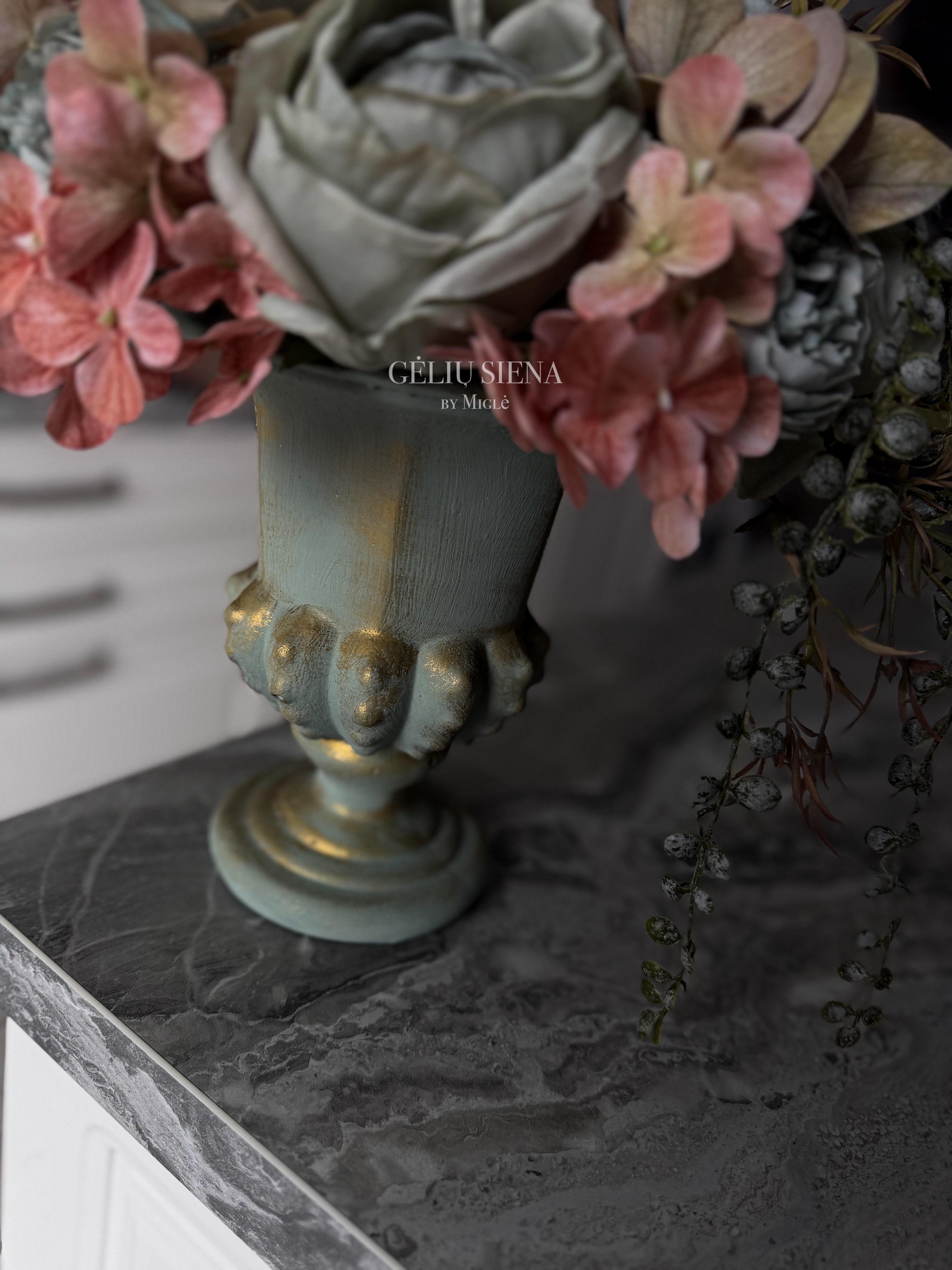 Kompozicija rankų darbo vazoje