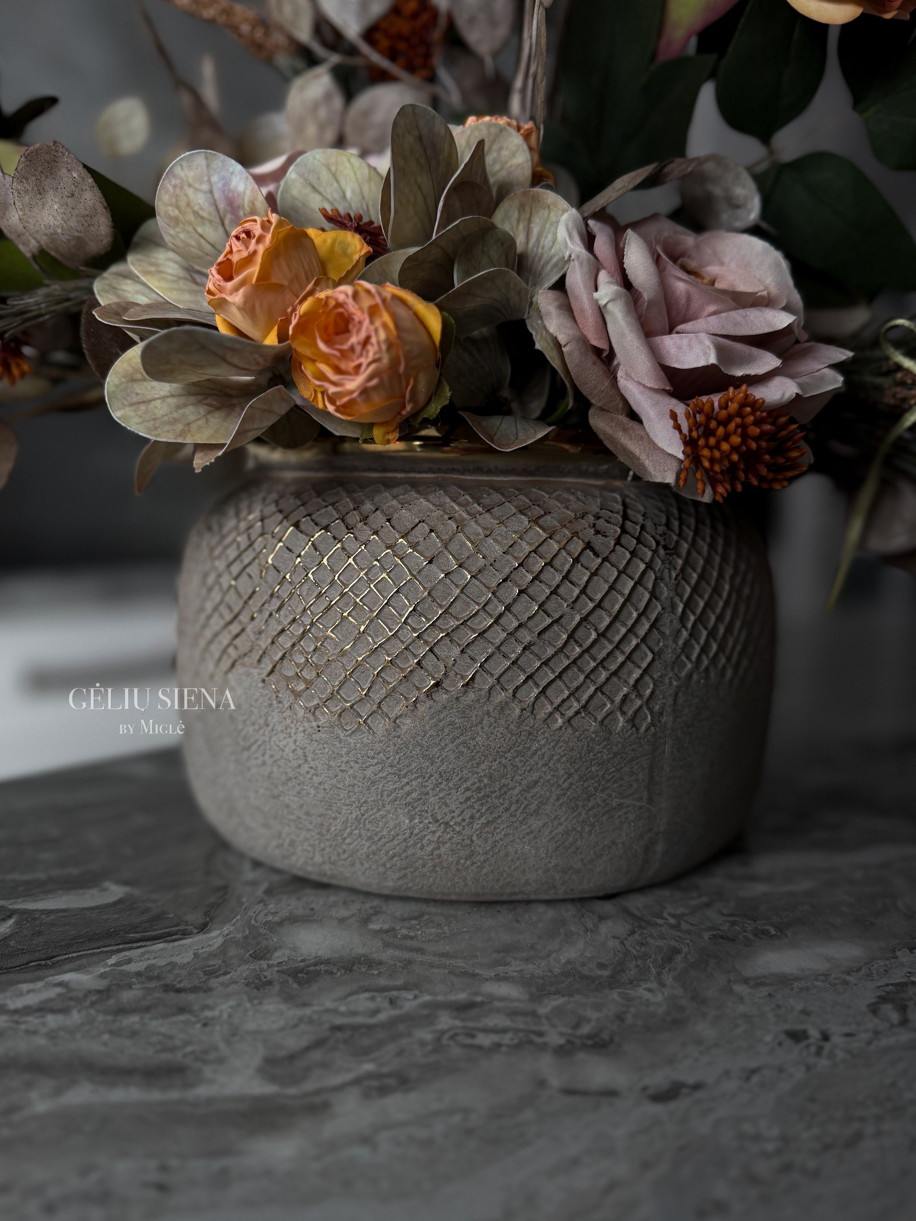 Kompozicija karamikinėje vazoje