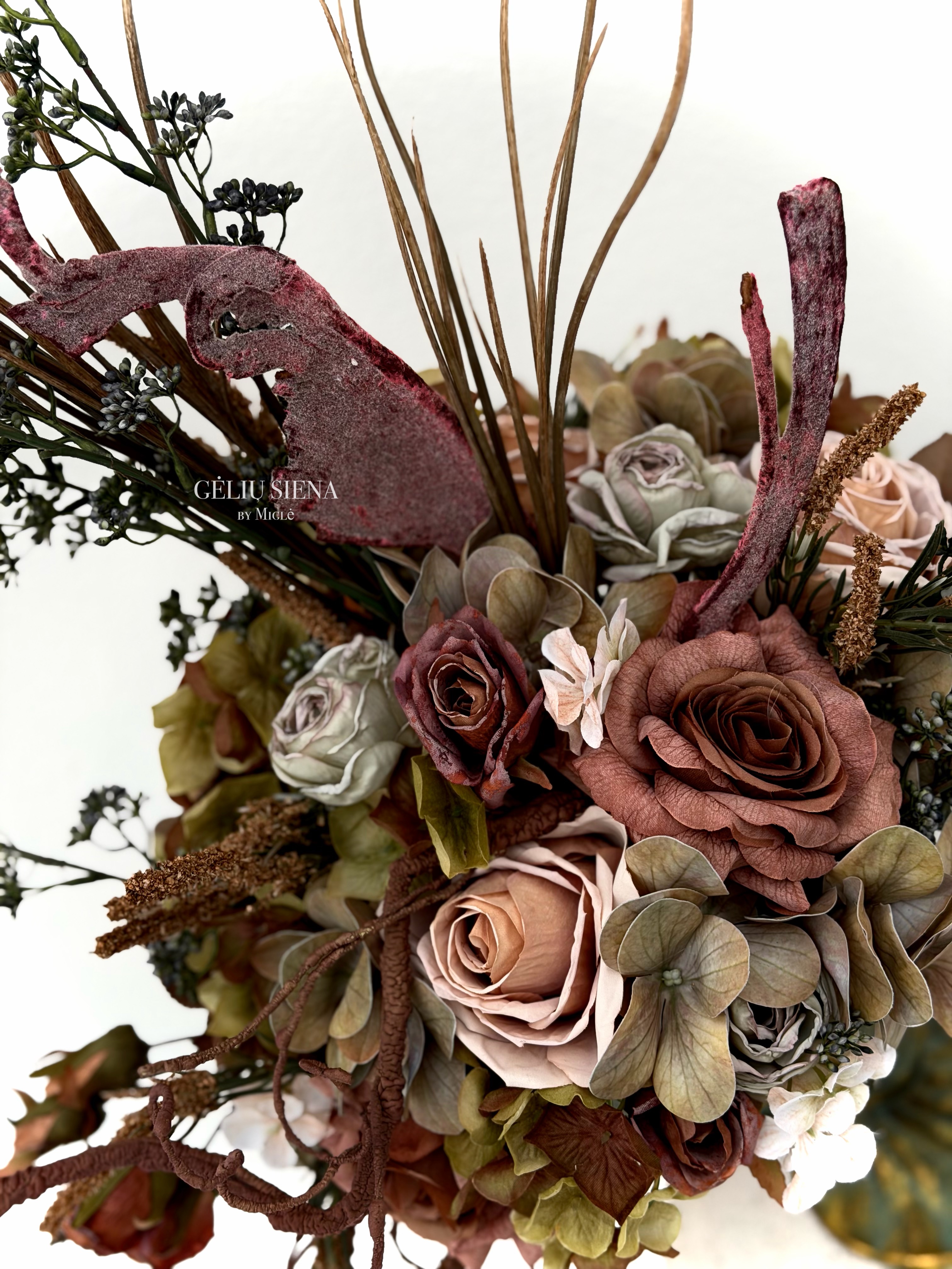 Prabangi kompozicija metalinėje vazoje