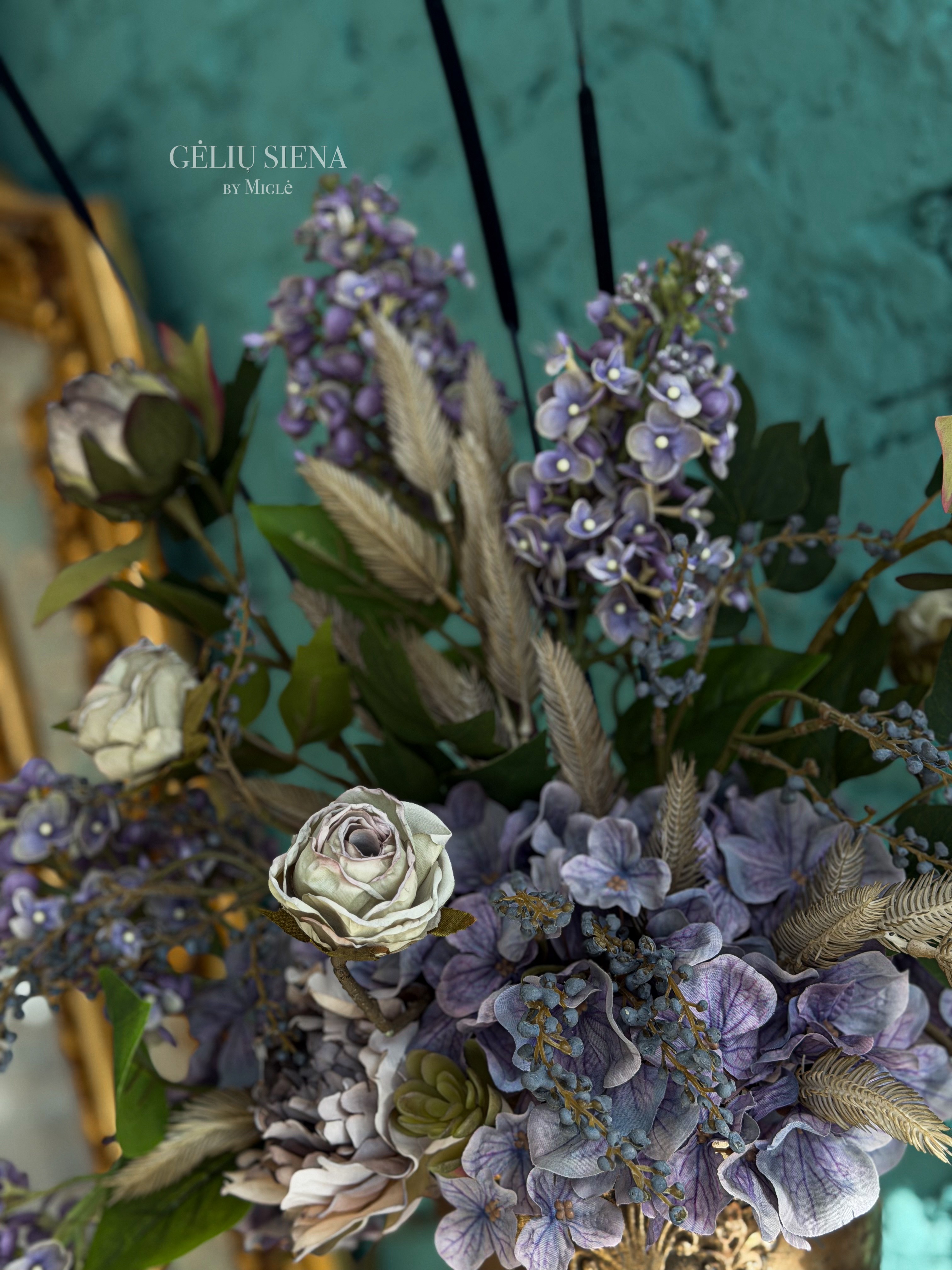 Kompozicija metalinėje vazoje