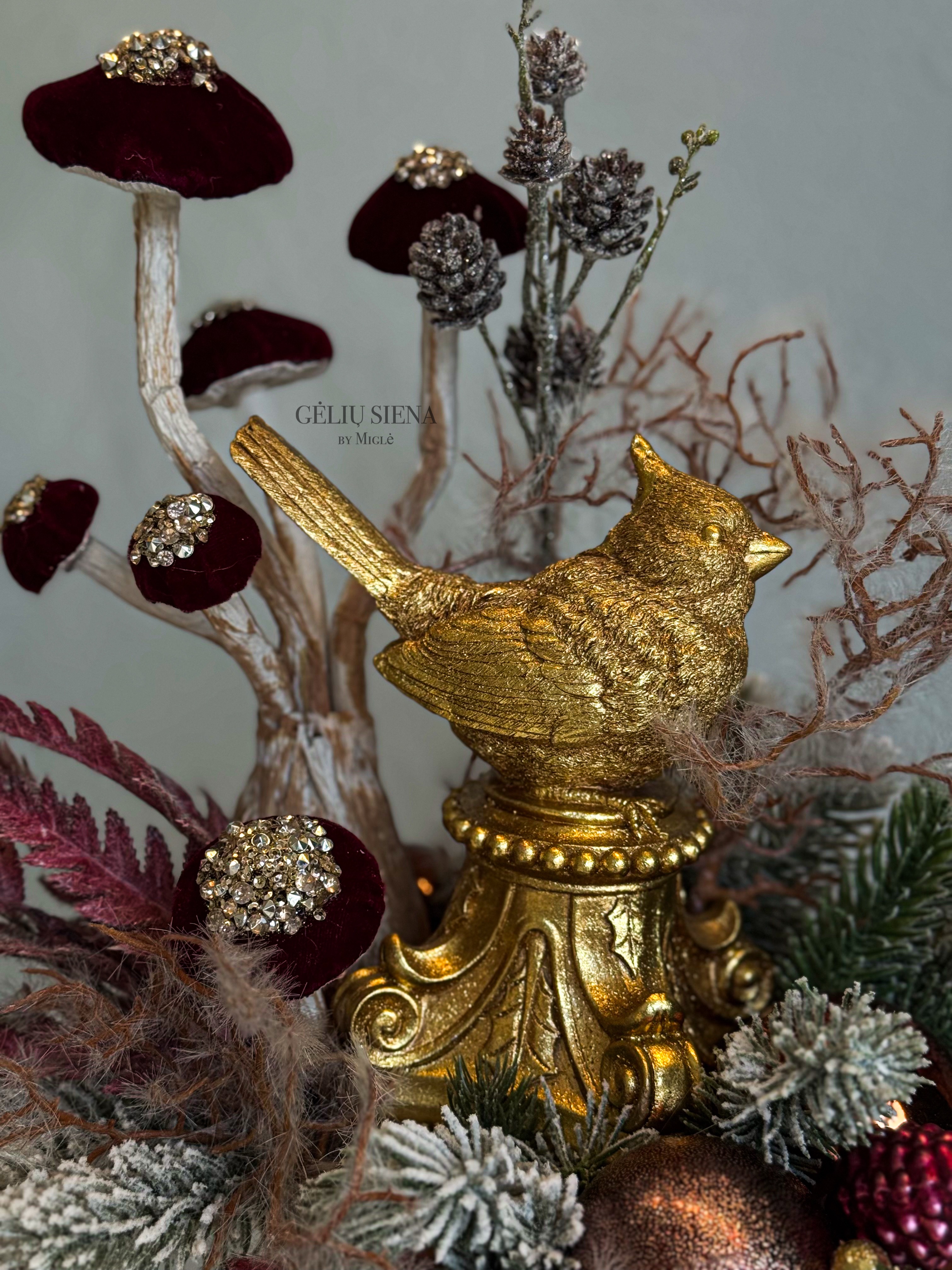 Kalėdinė kompozicija rankų darbo vazoje