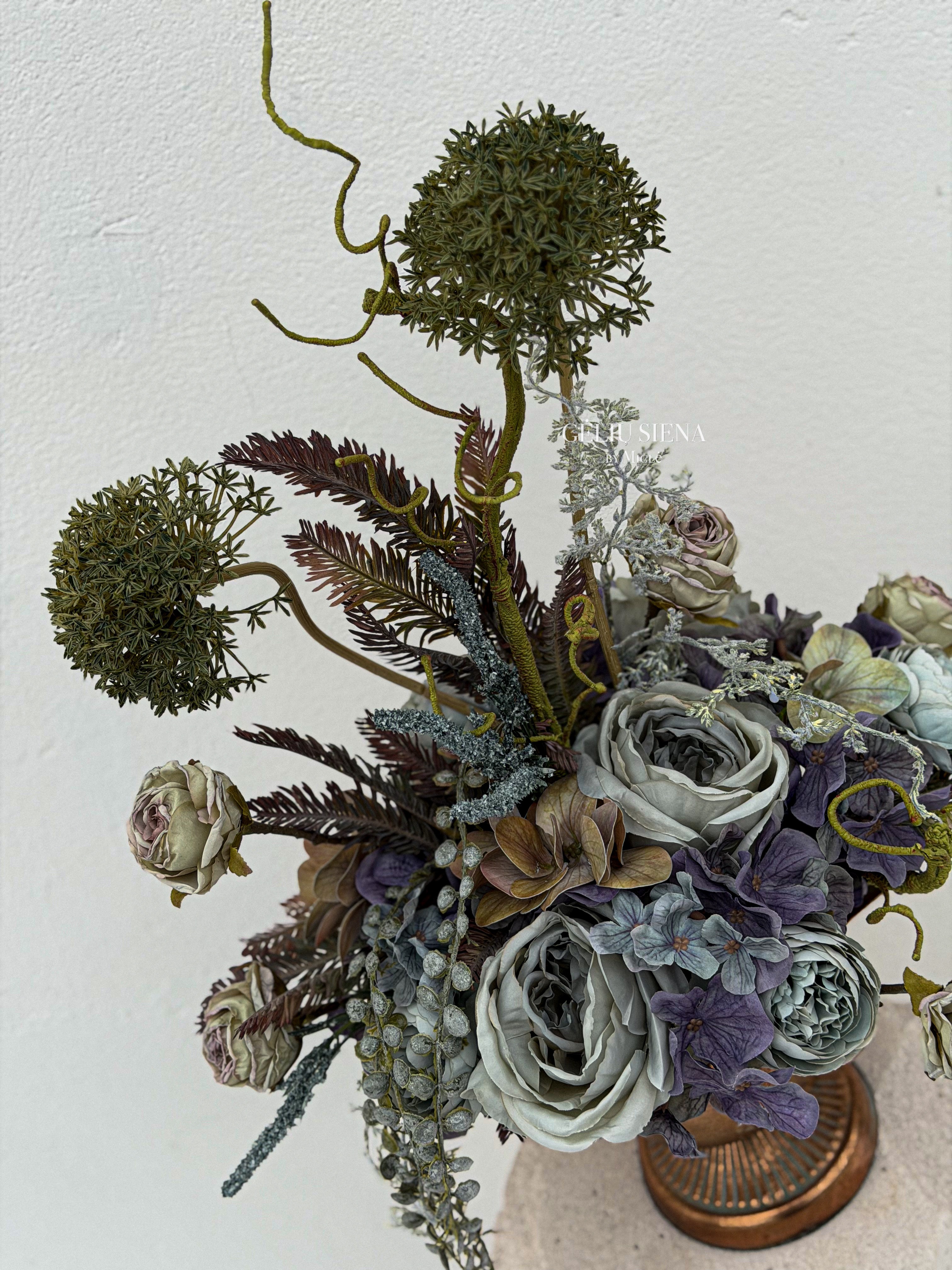 Kompozicija metalinėje vazoje