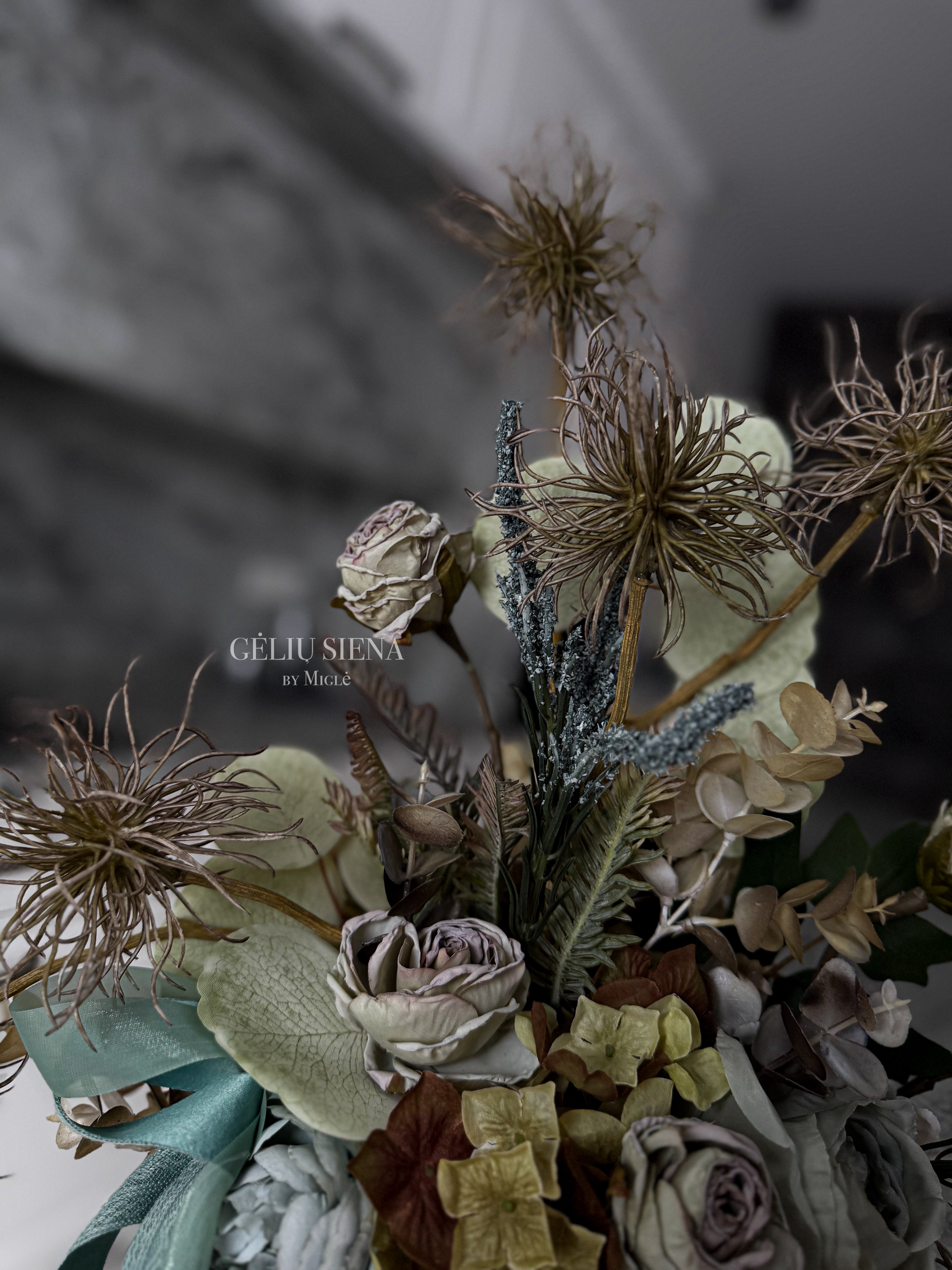 Kompozicija keramikinėje vazoje