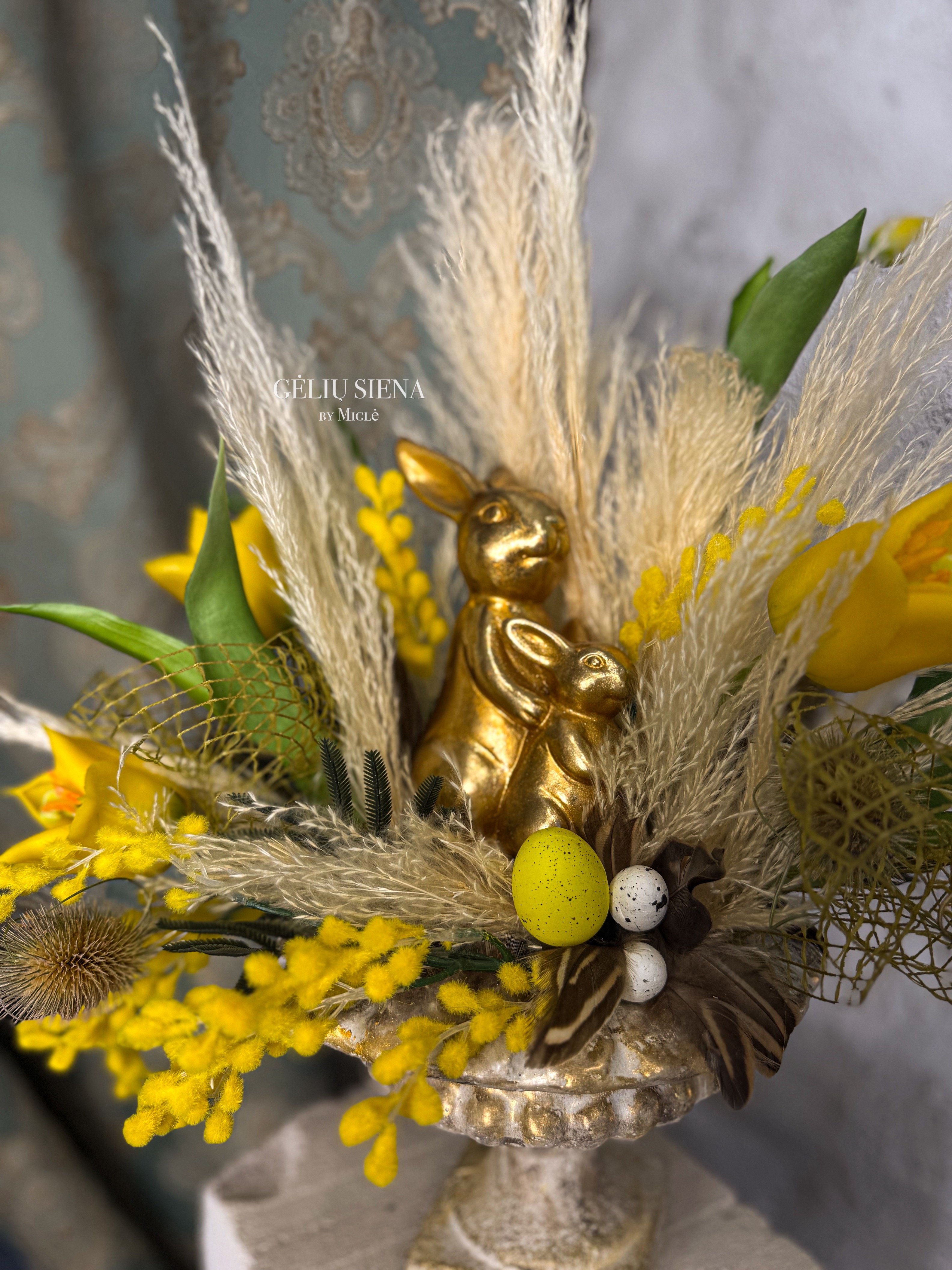 Kompozicija rankų darbo vazoje