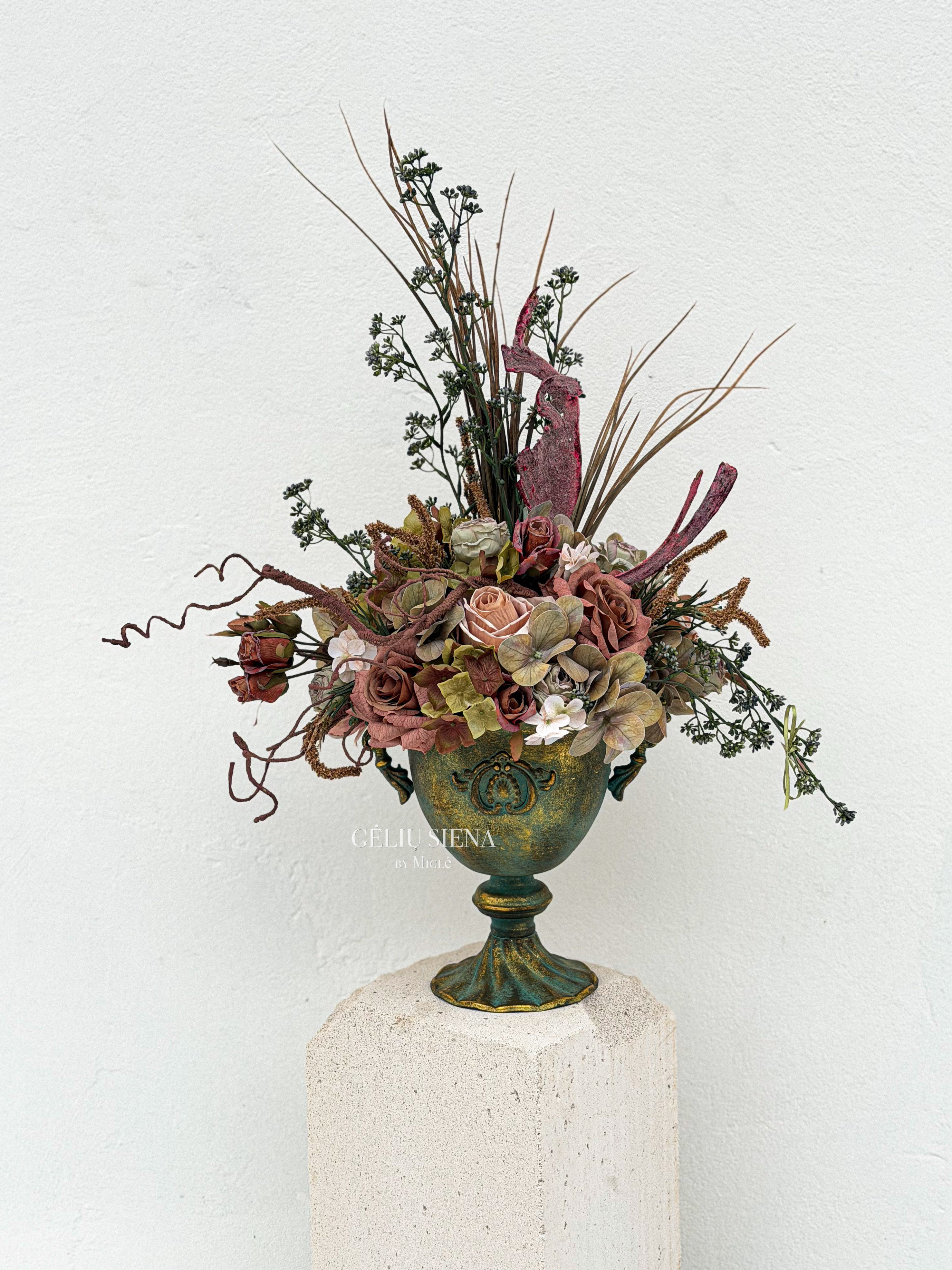 Prabangi kompozicija metalinėje vazoje