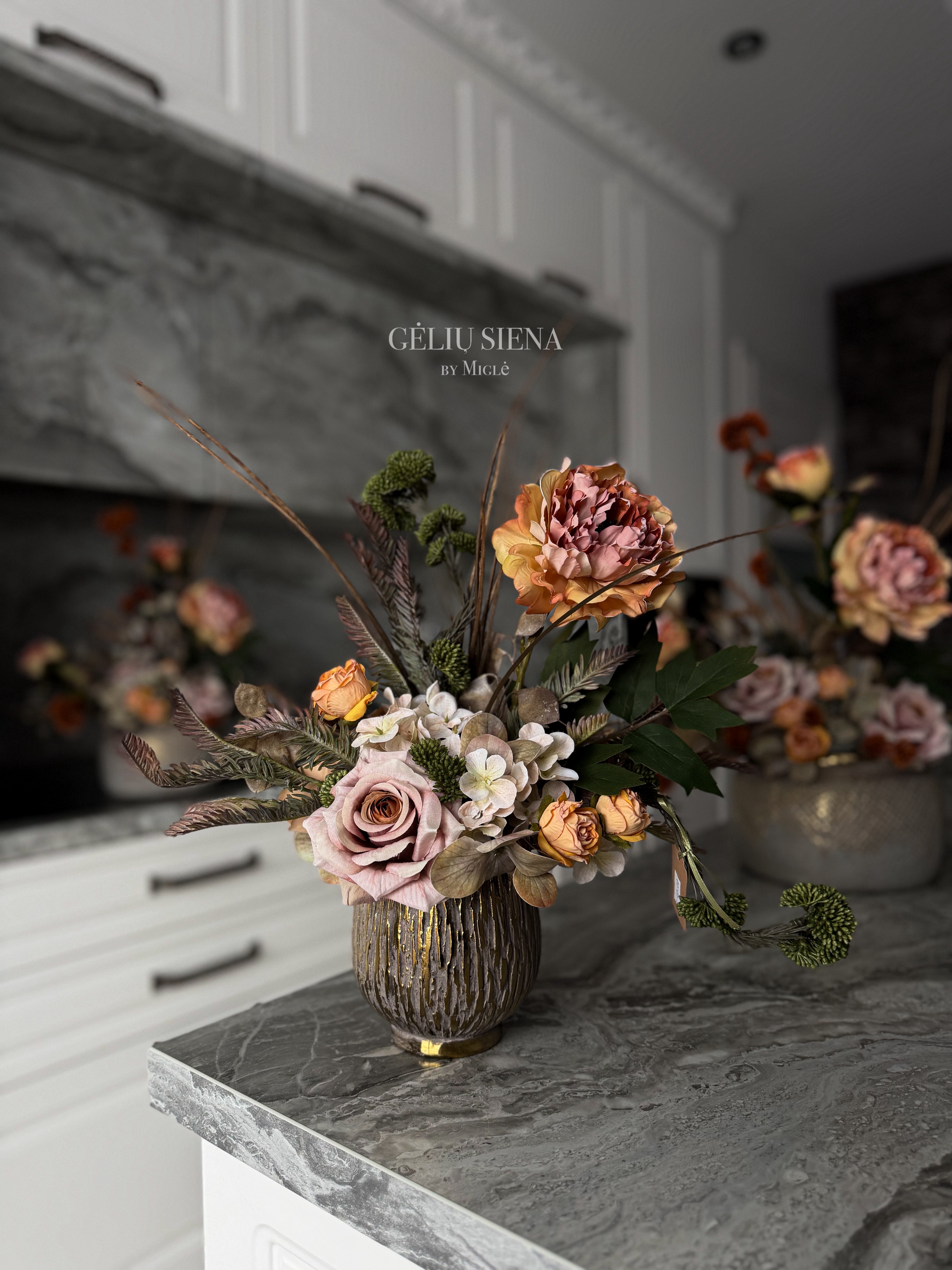 Kompozicija keramikinėje vazoje