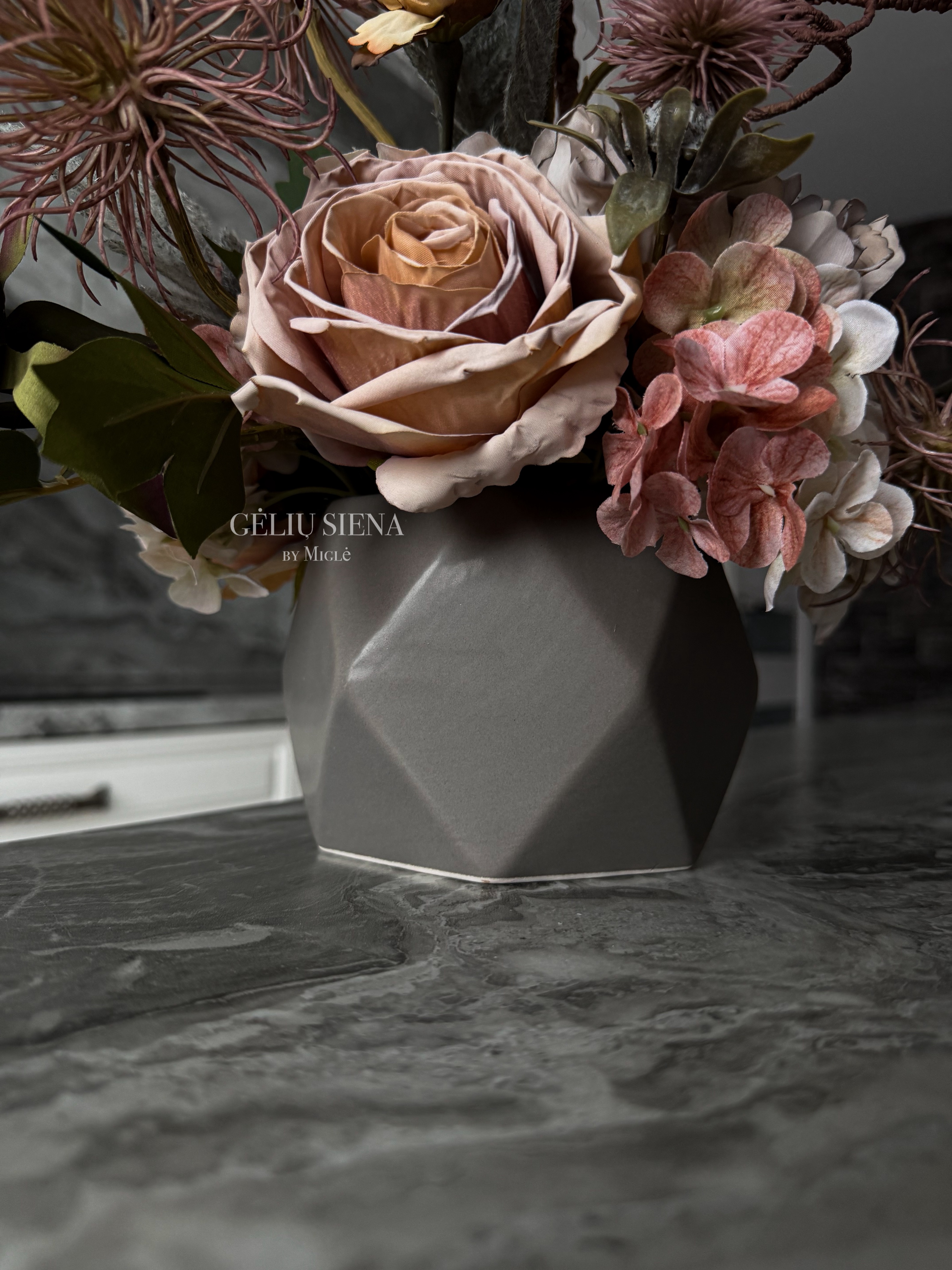 Kompozicija karamikinėje vazoje