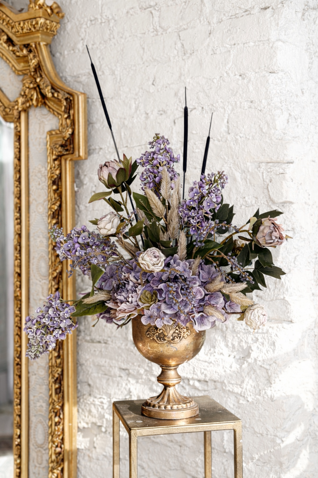 Kompozicija metalinėje vazoje