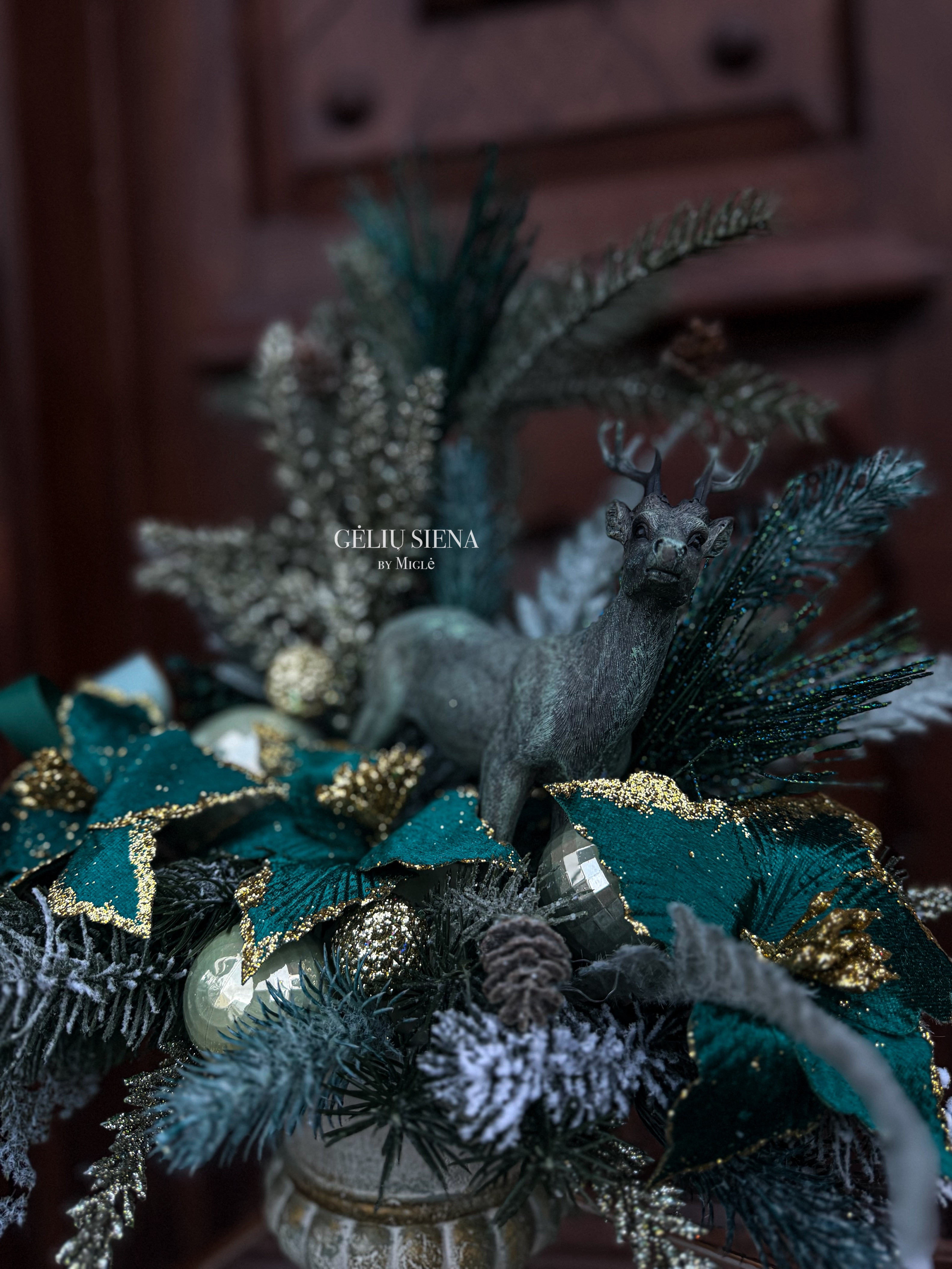 Kalėdinė kompozicija ranku darbo vazoje