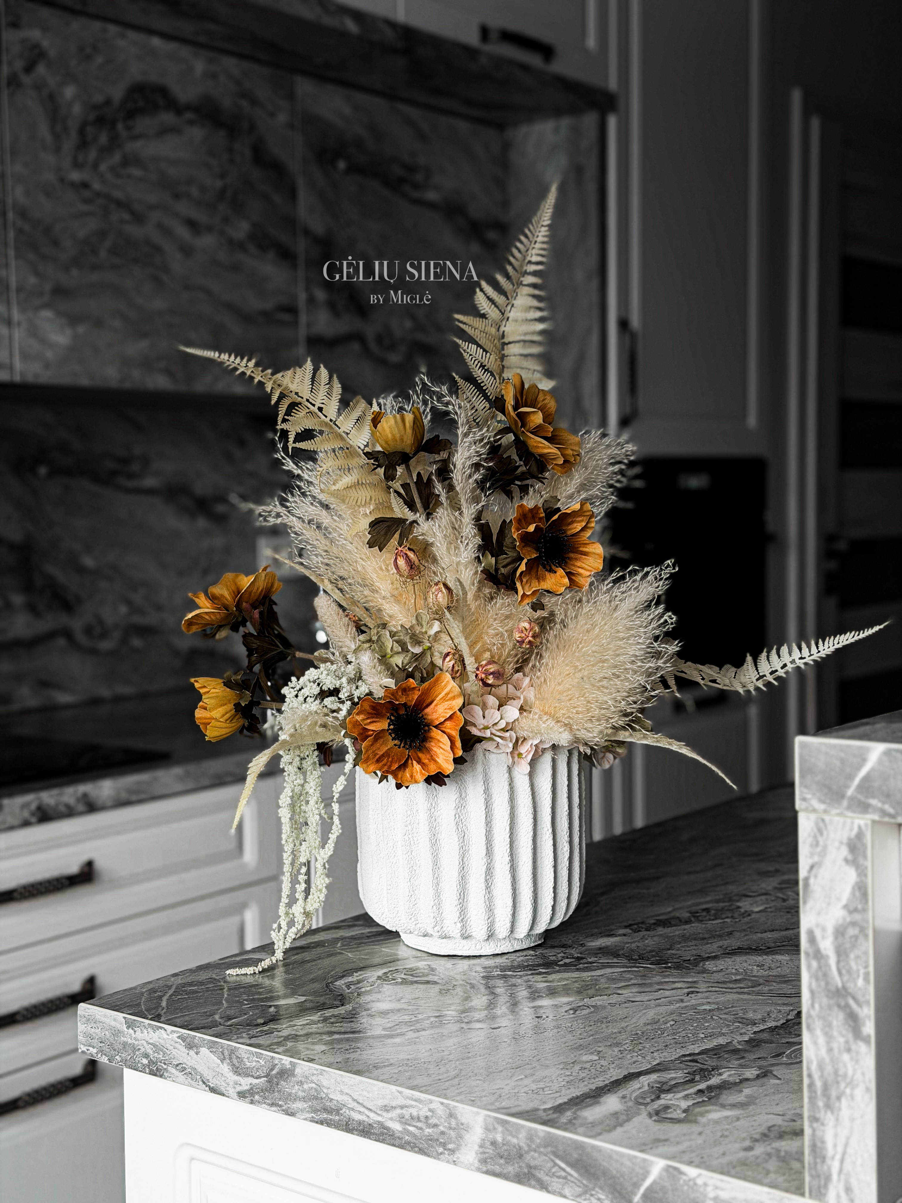 Kompozicija betoninėje vazoje