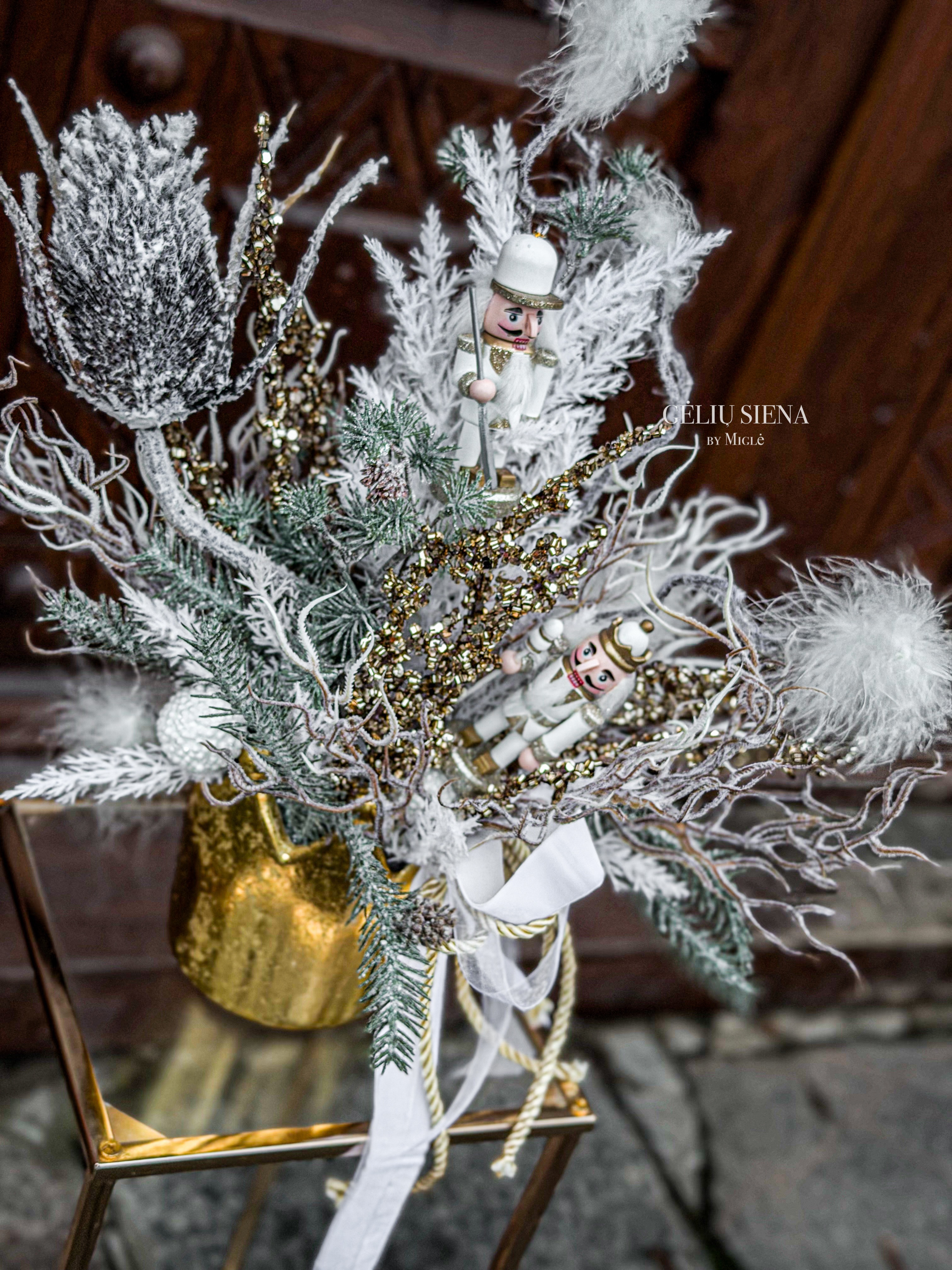 Kalėdinė kompozicija vazoje