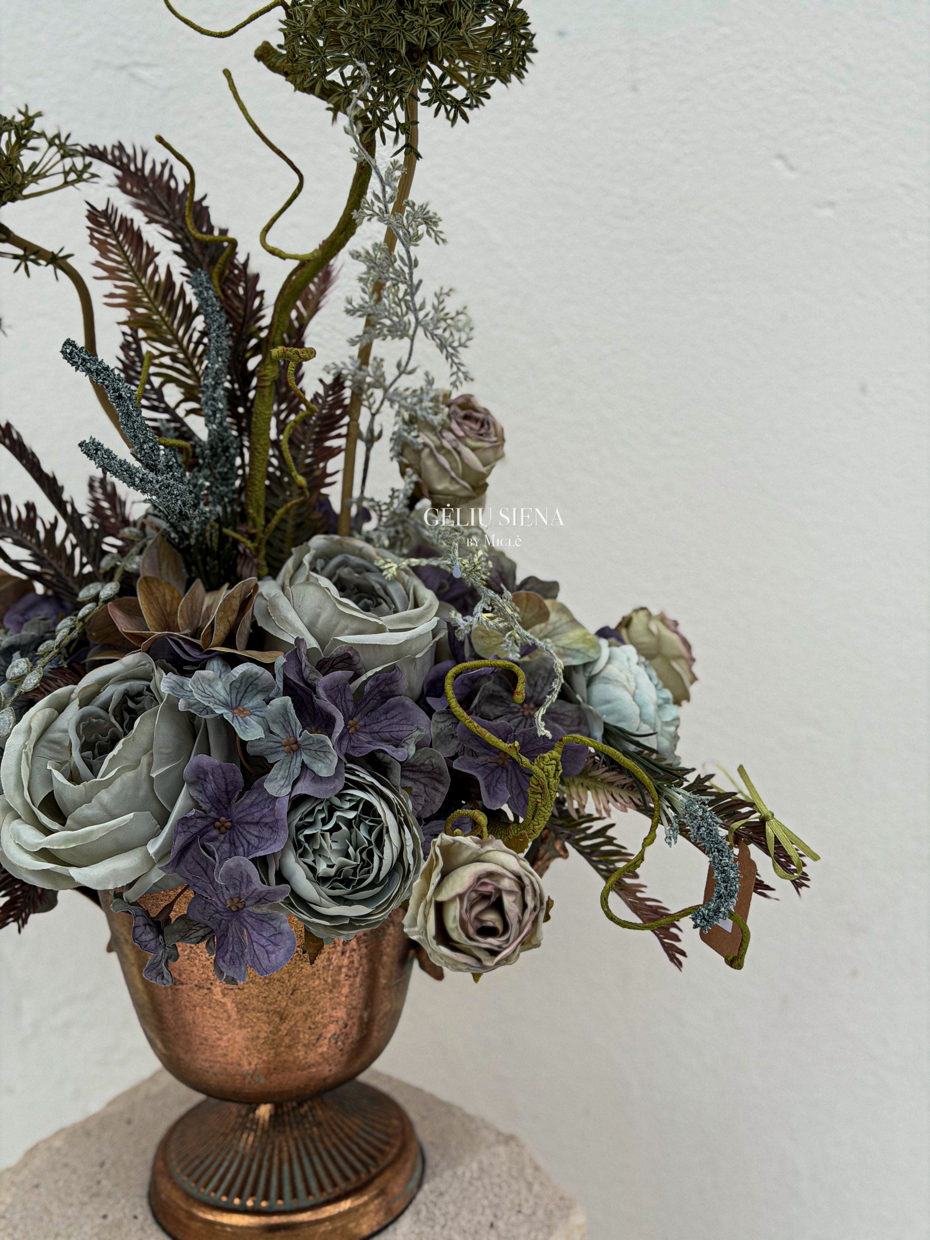 Kompozicija metalinėje vazoje