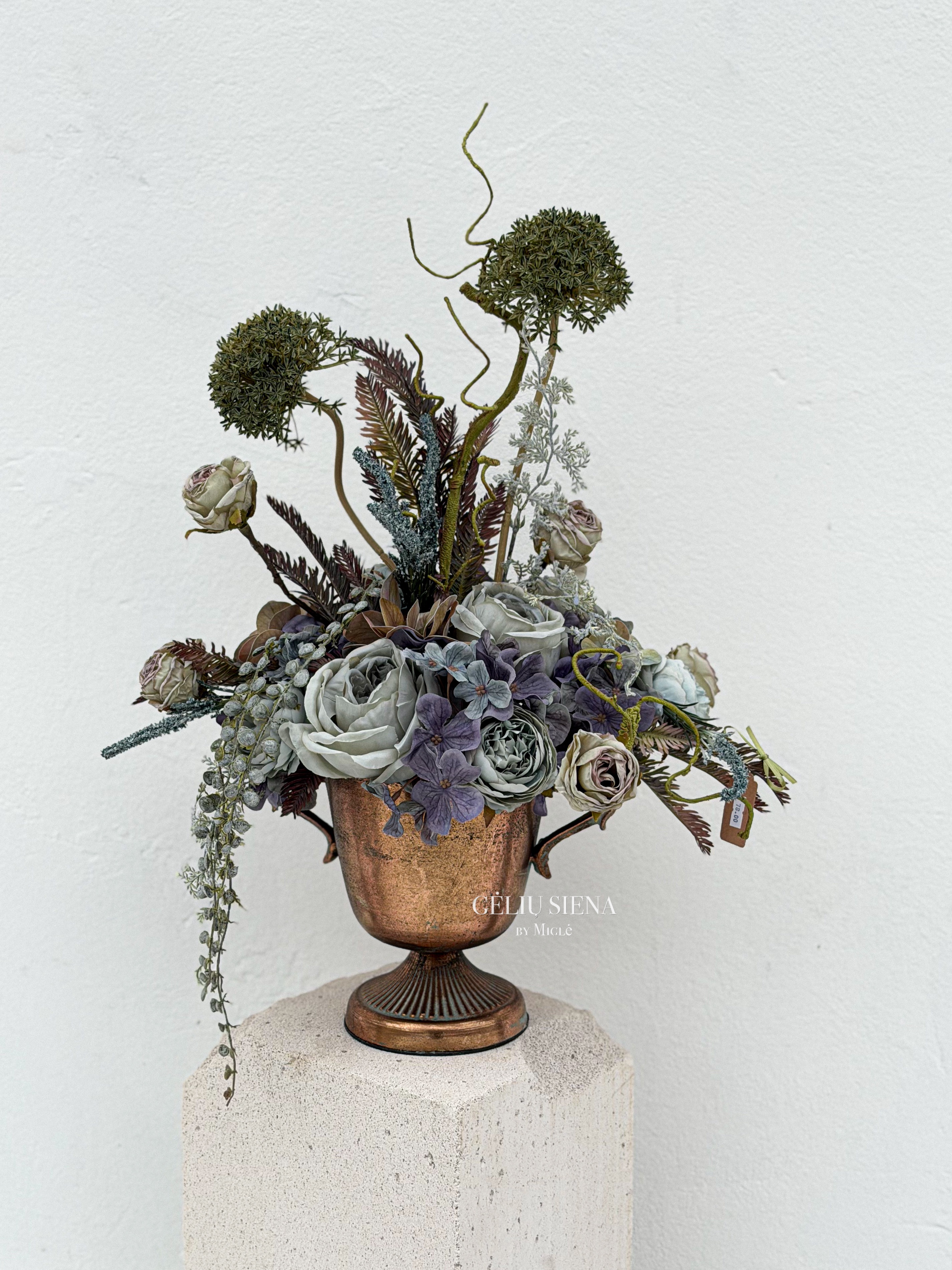 Kompozicija metalinėje vazoje