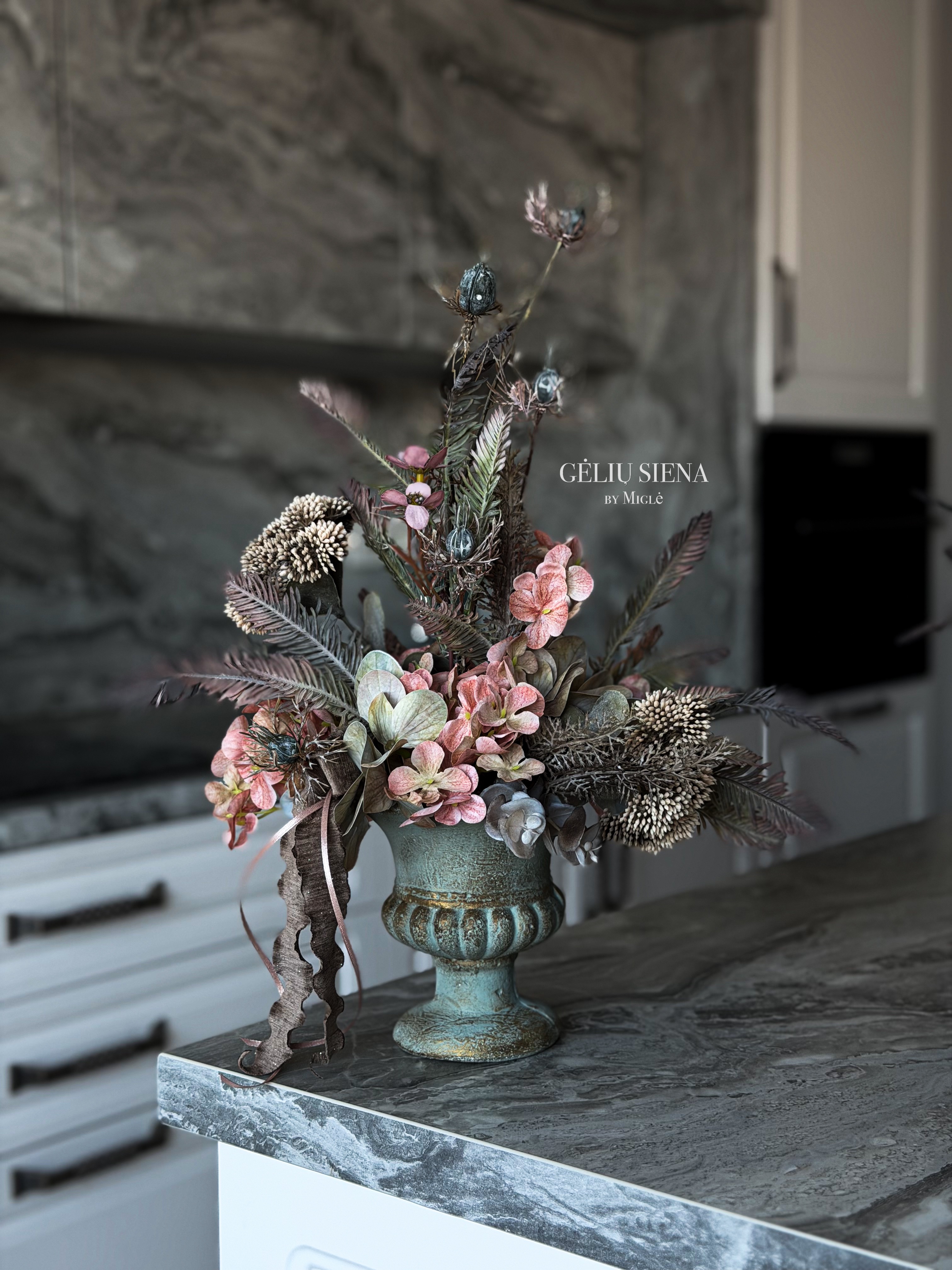 Kompozicija rankų darbo vazoje