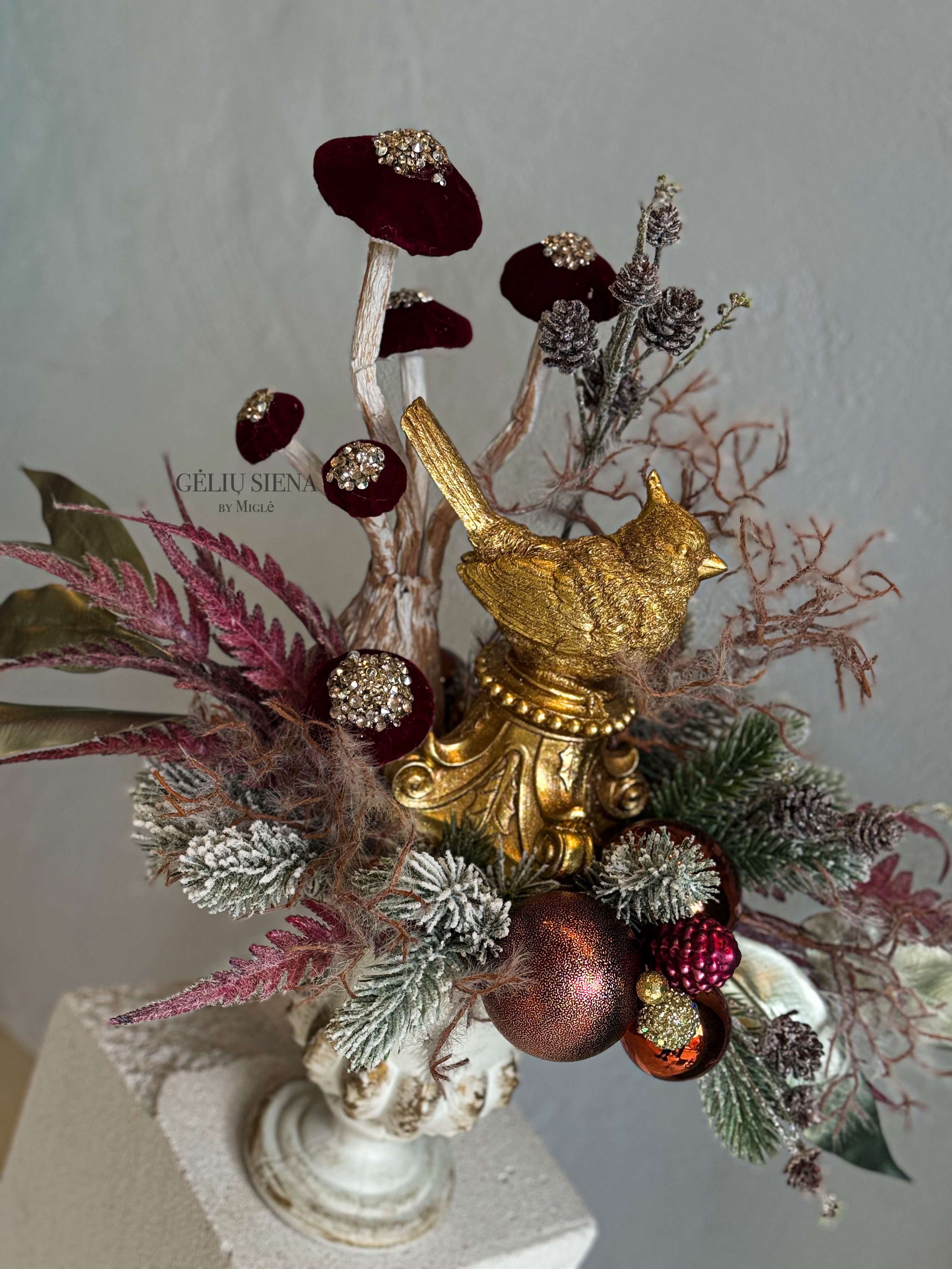 Kalėdinė kompozicija rankų darbo vazoje