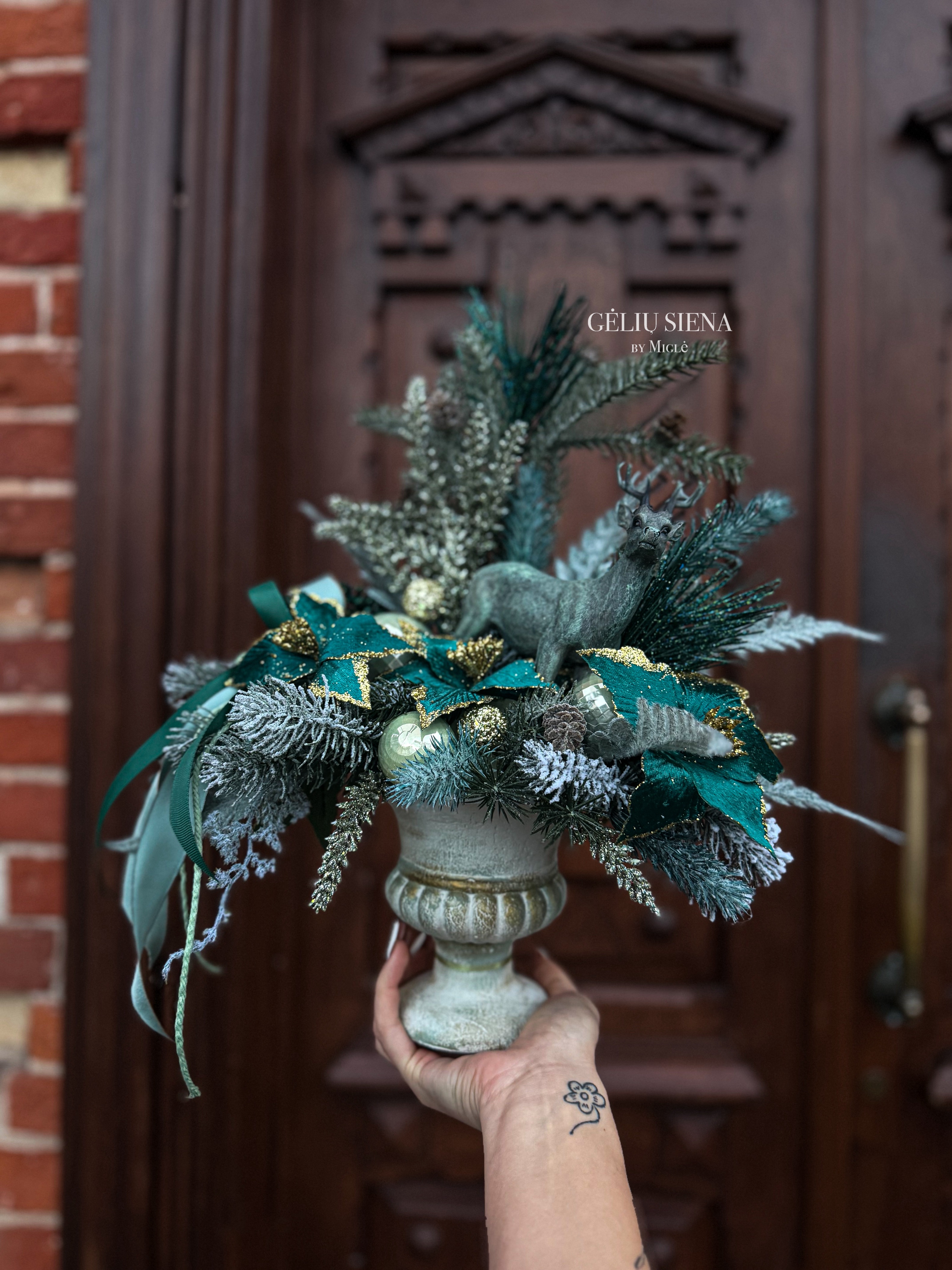 Kalėdinė kompozicija ranku darbo vazoje