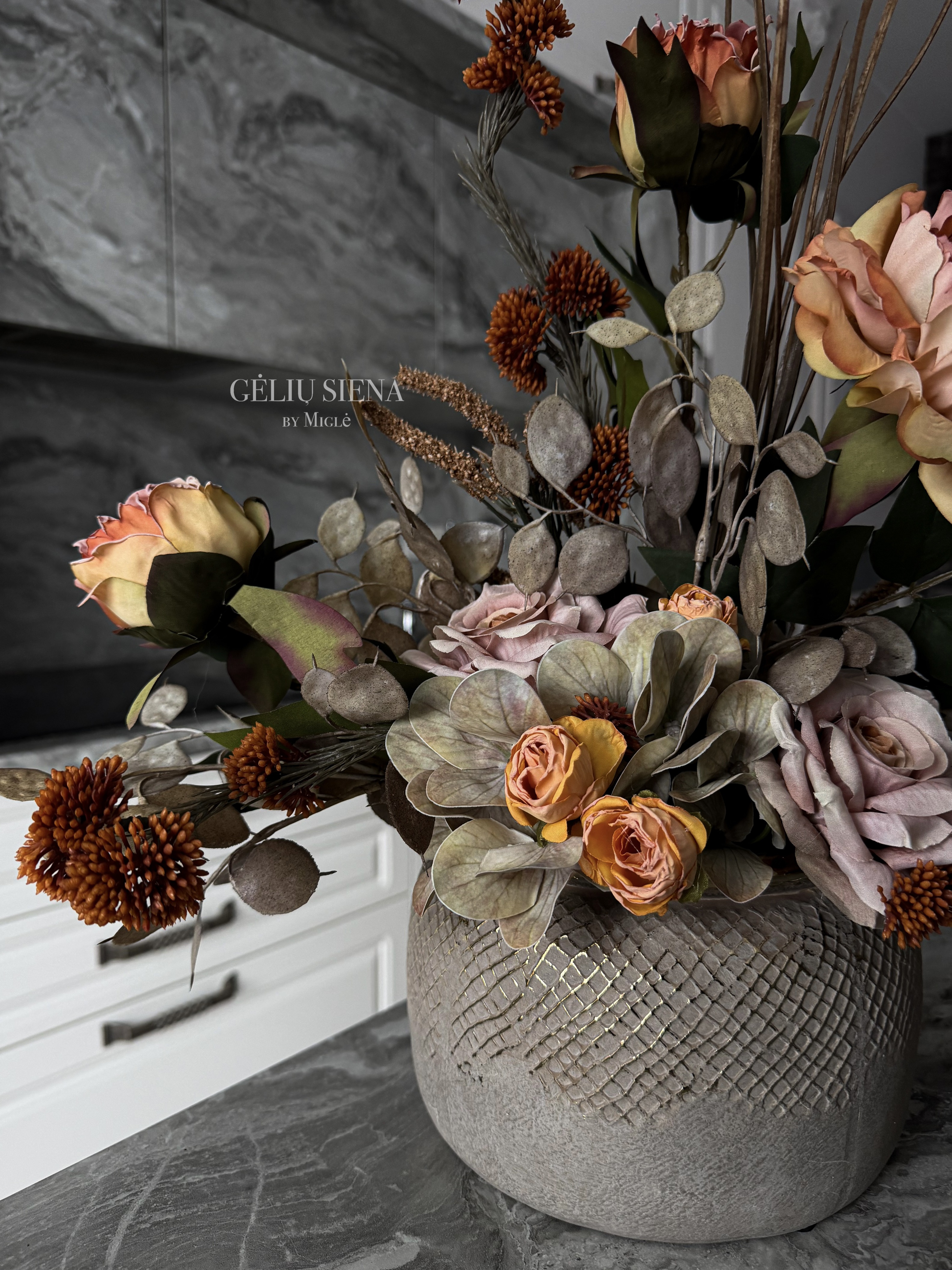 Kompozicija karamikinėje vazoje