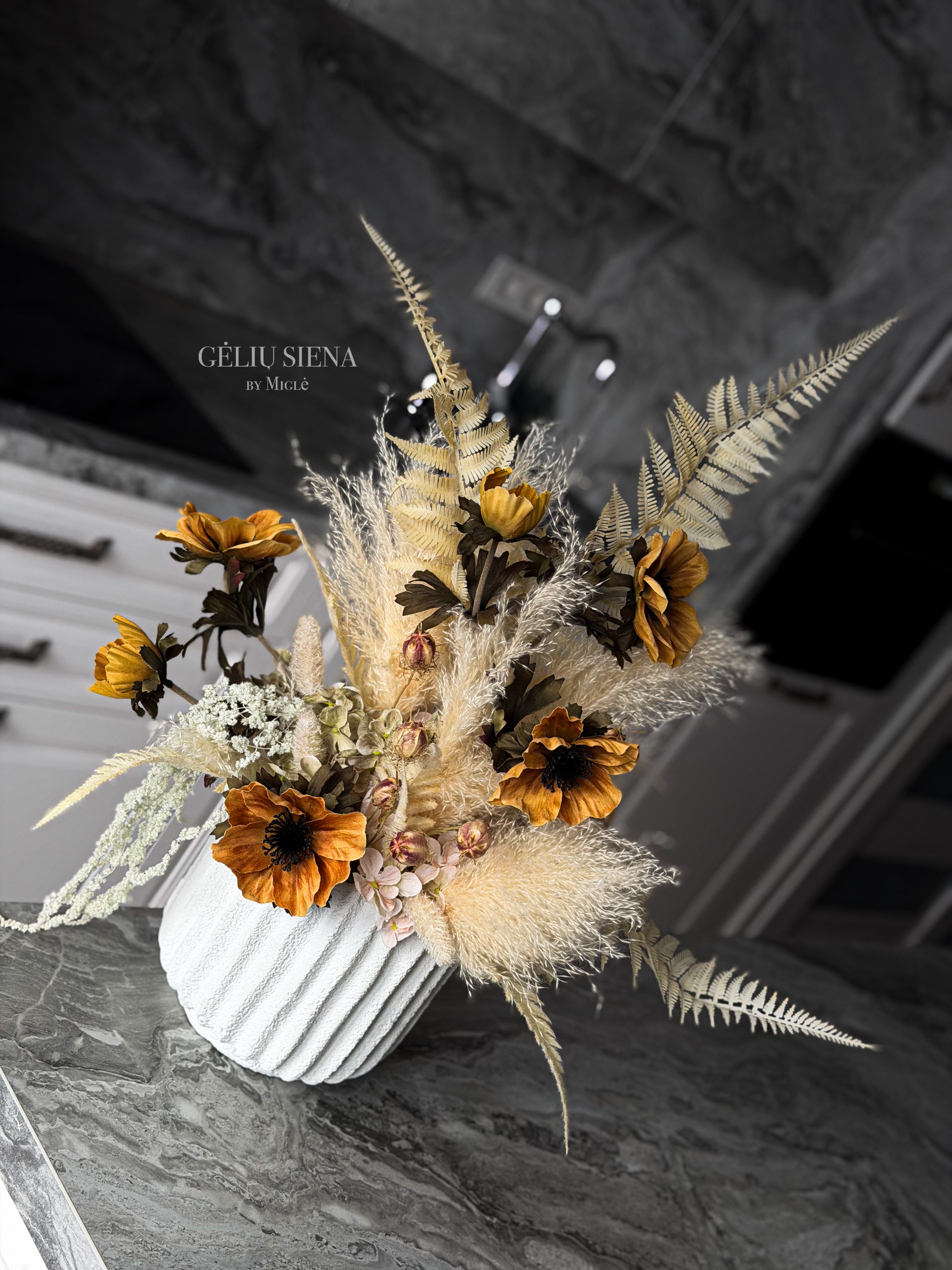 Kompozicija betoninėje vazoje