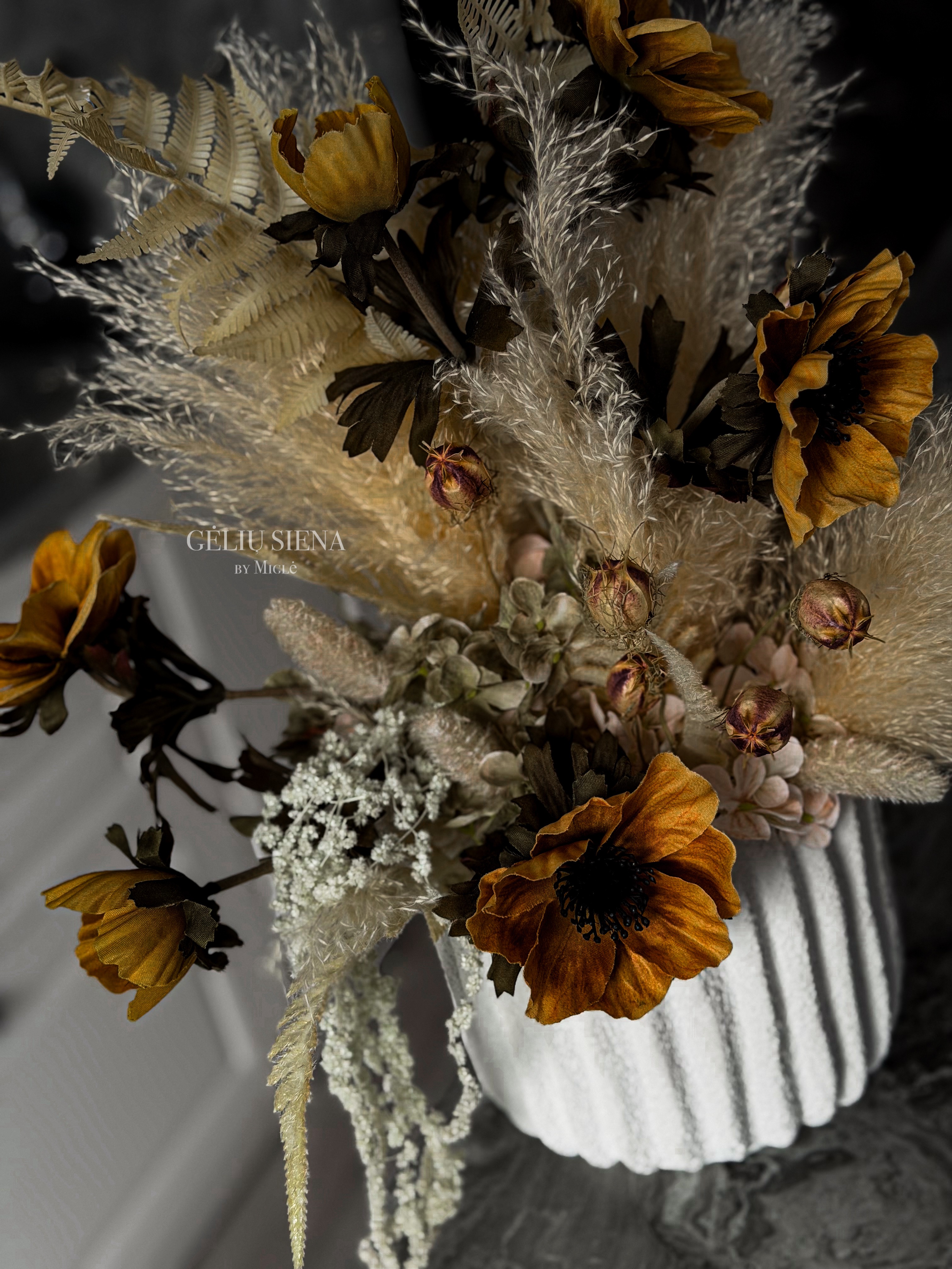 Kompozicija betoninėje vazoje