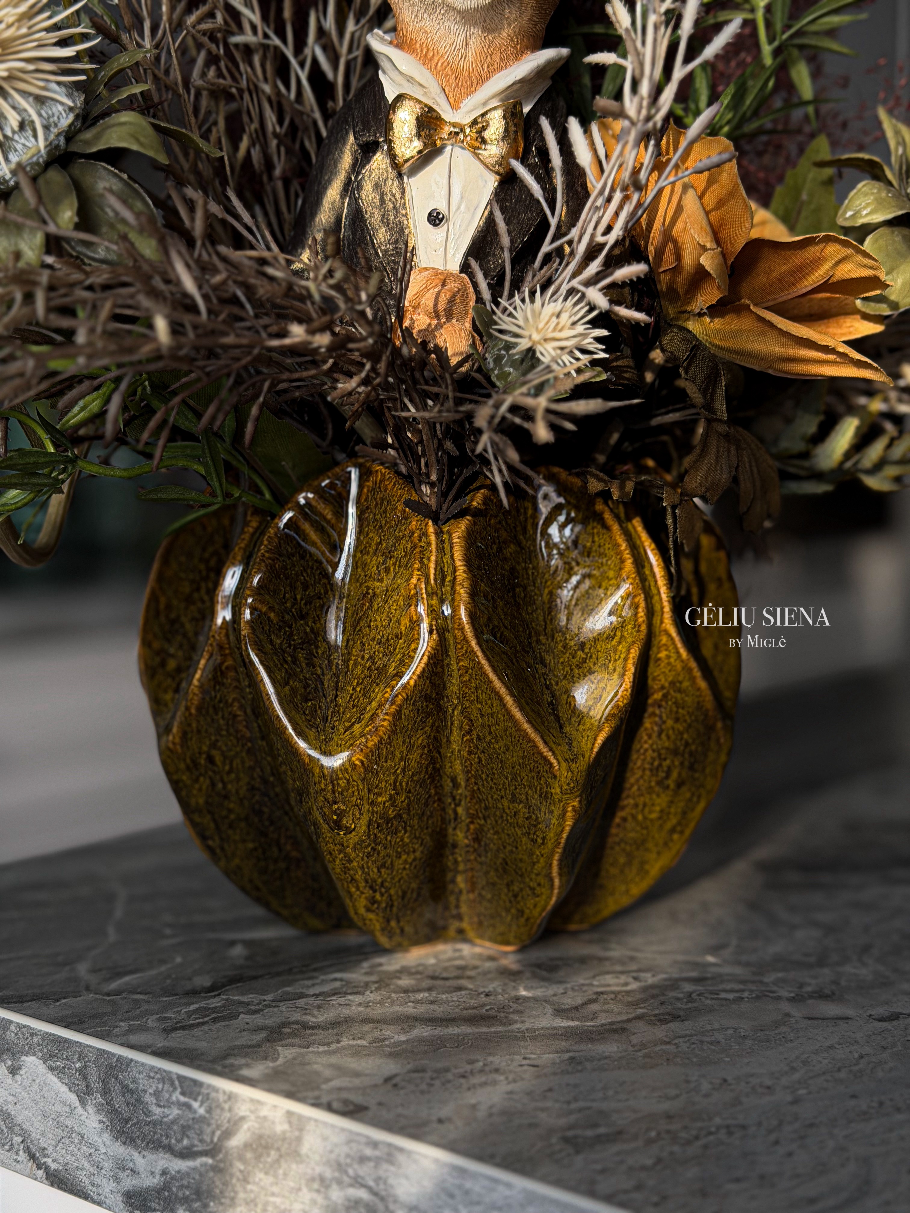 Kompozicija keramikinėje vazoje