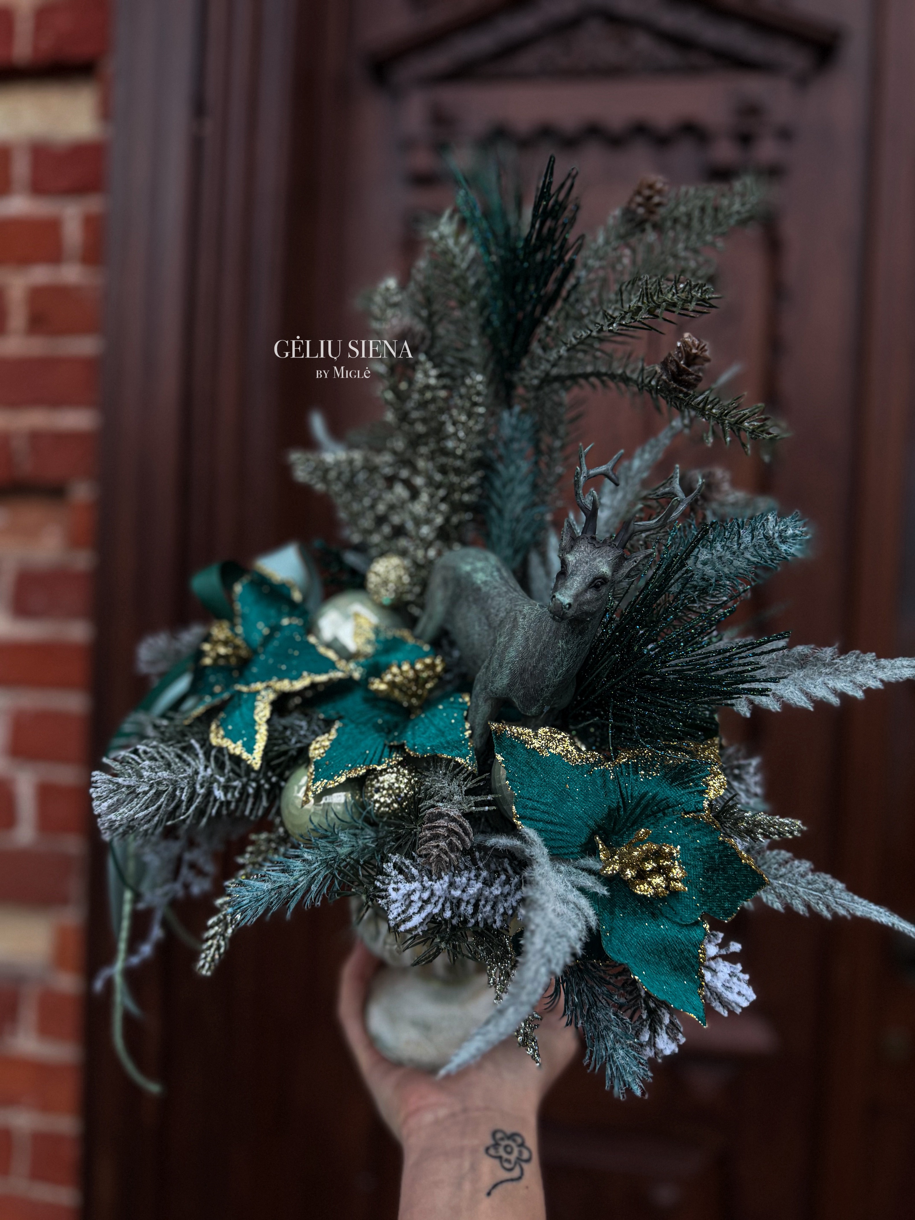 Kalėdinė kompozicija ranku darbo vazoje