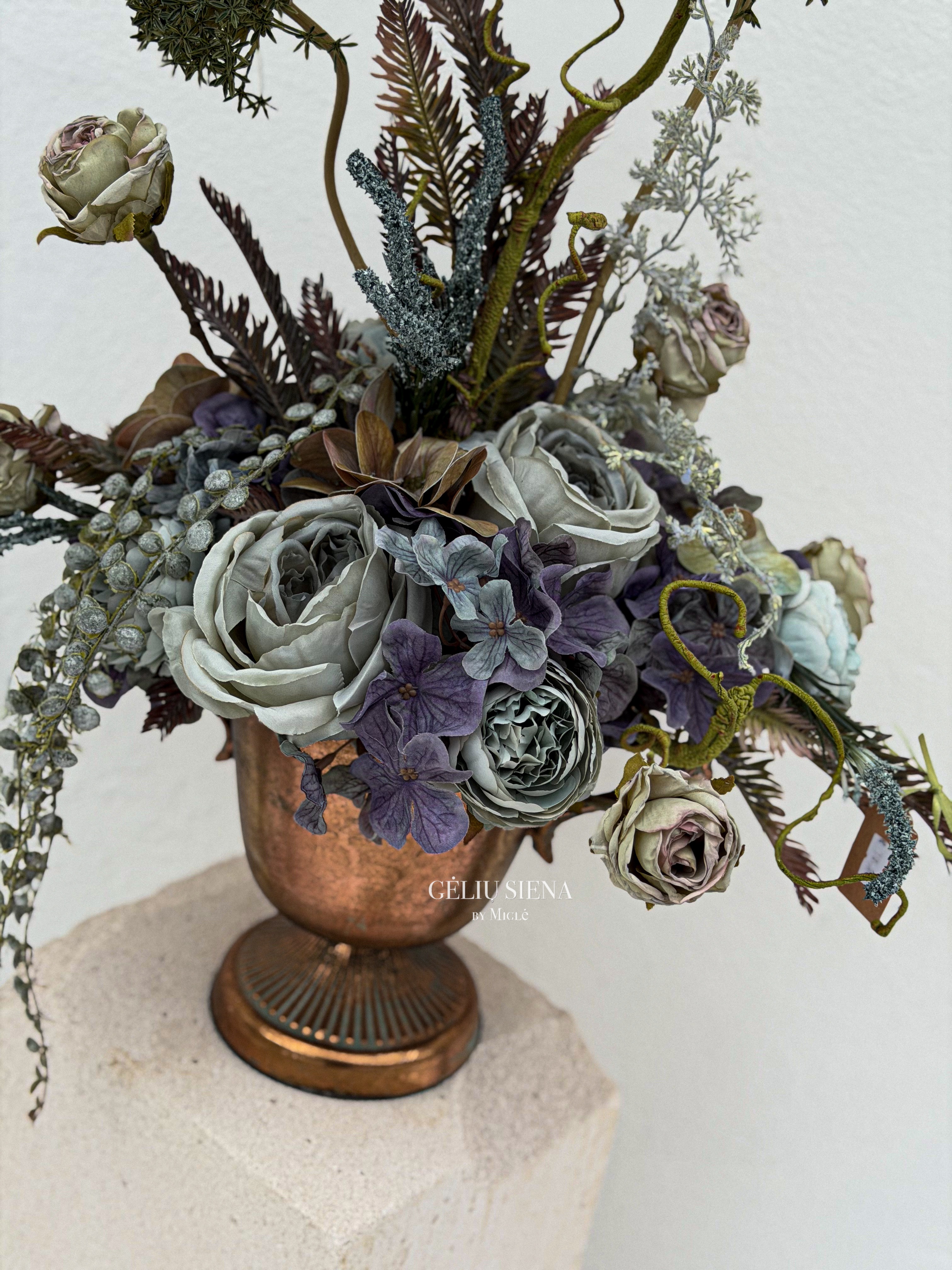 Kompozicija metalinėje vazoje