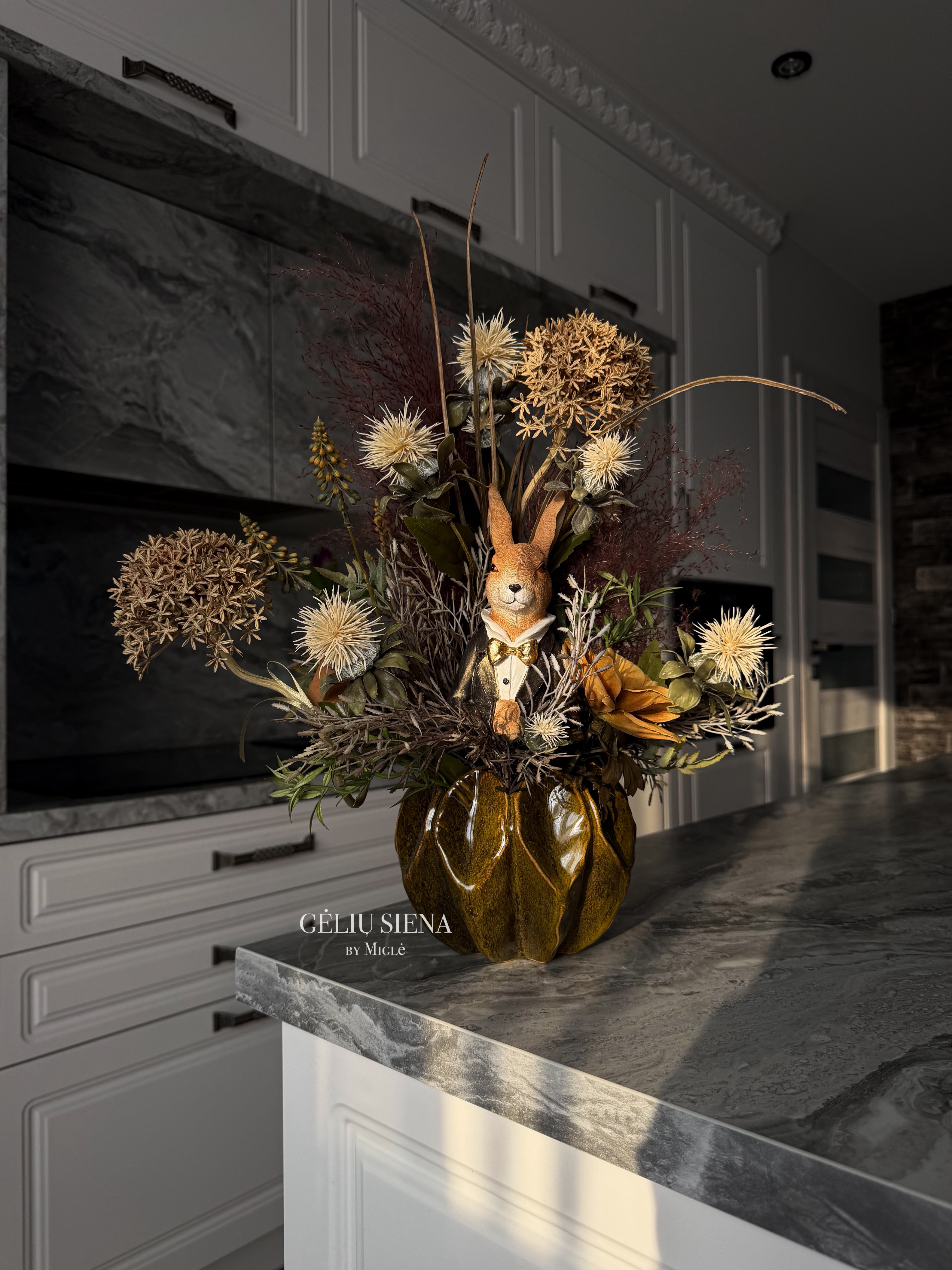 Kompozicija keramikinėje vazoje