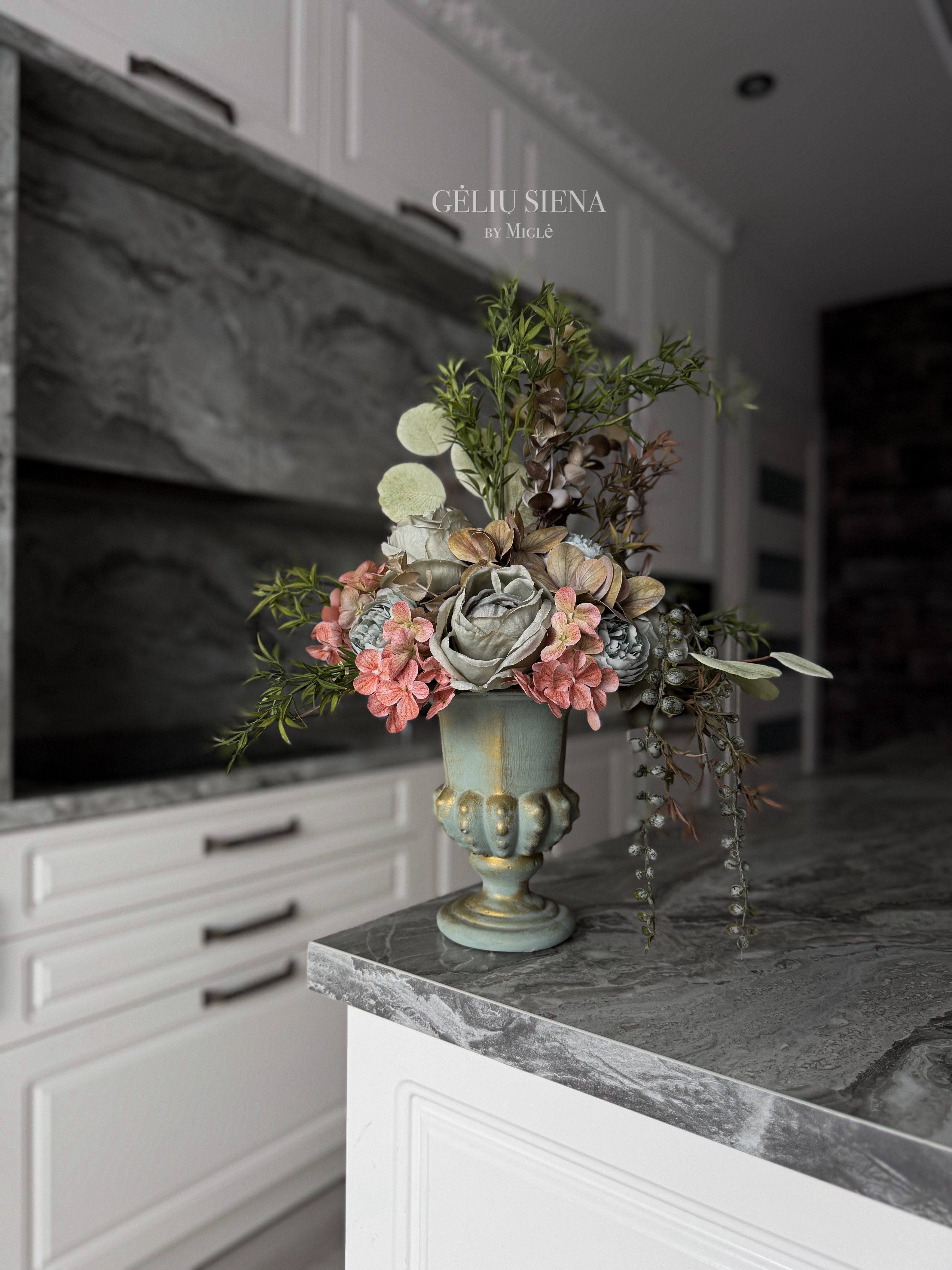 Kompozicija rankų darbo vazoje