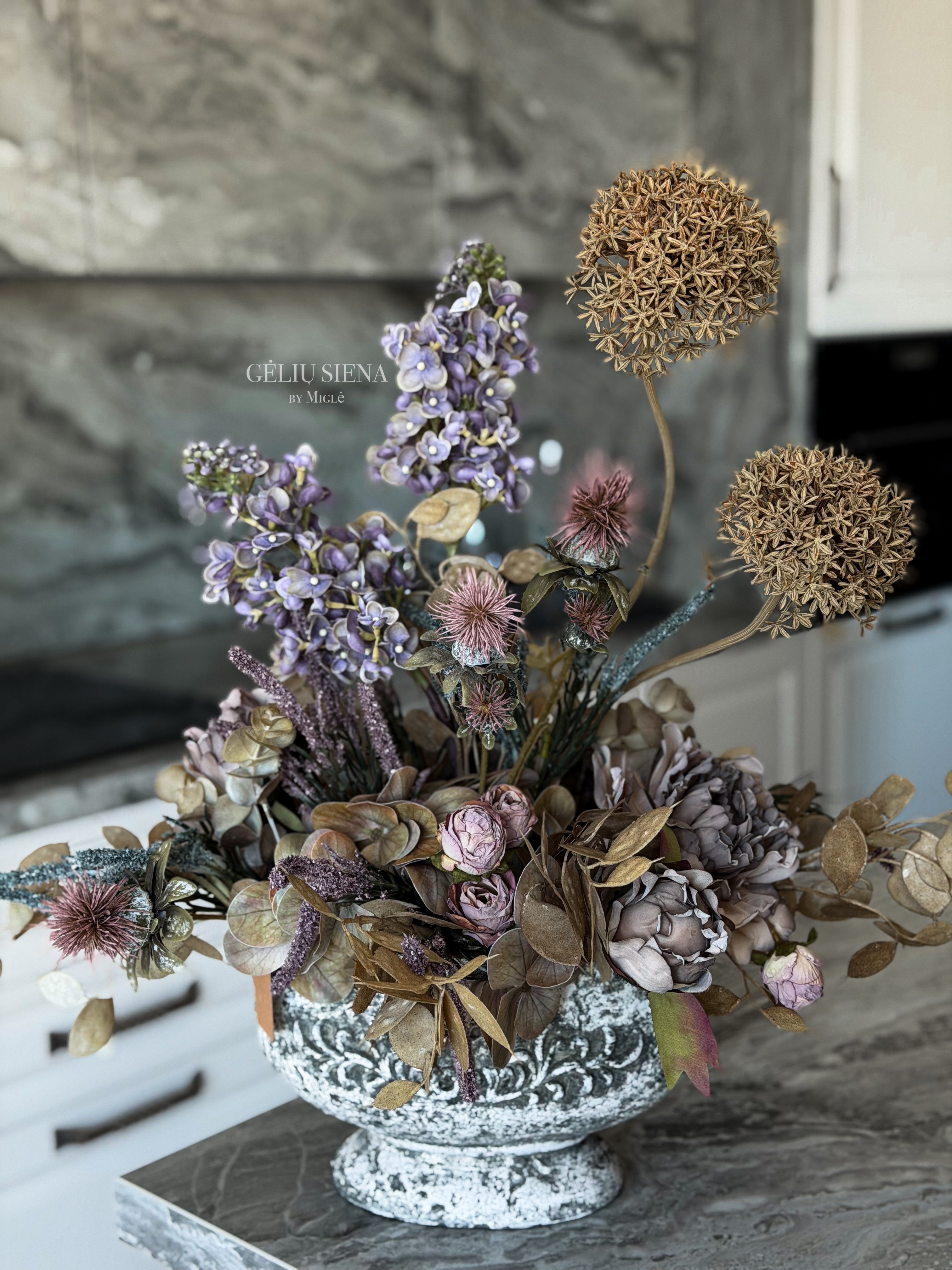 Kompozicija betoninėje vazoje