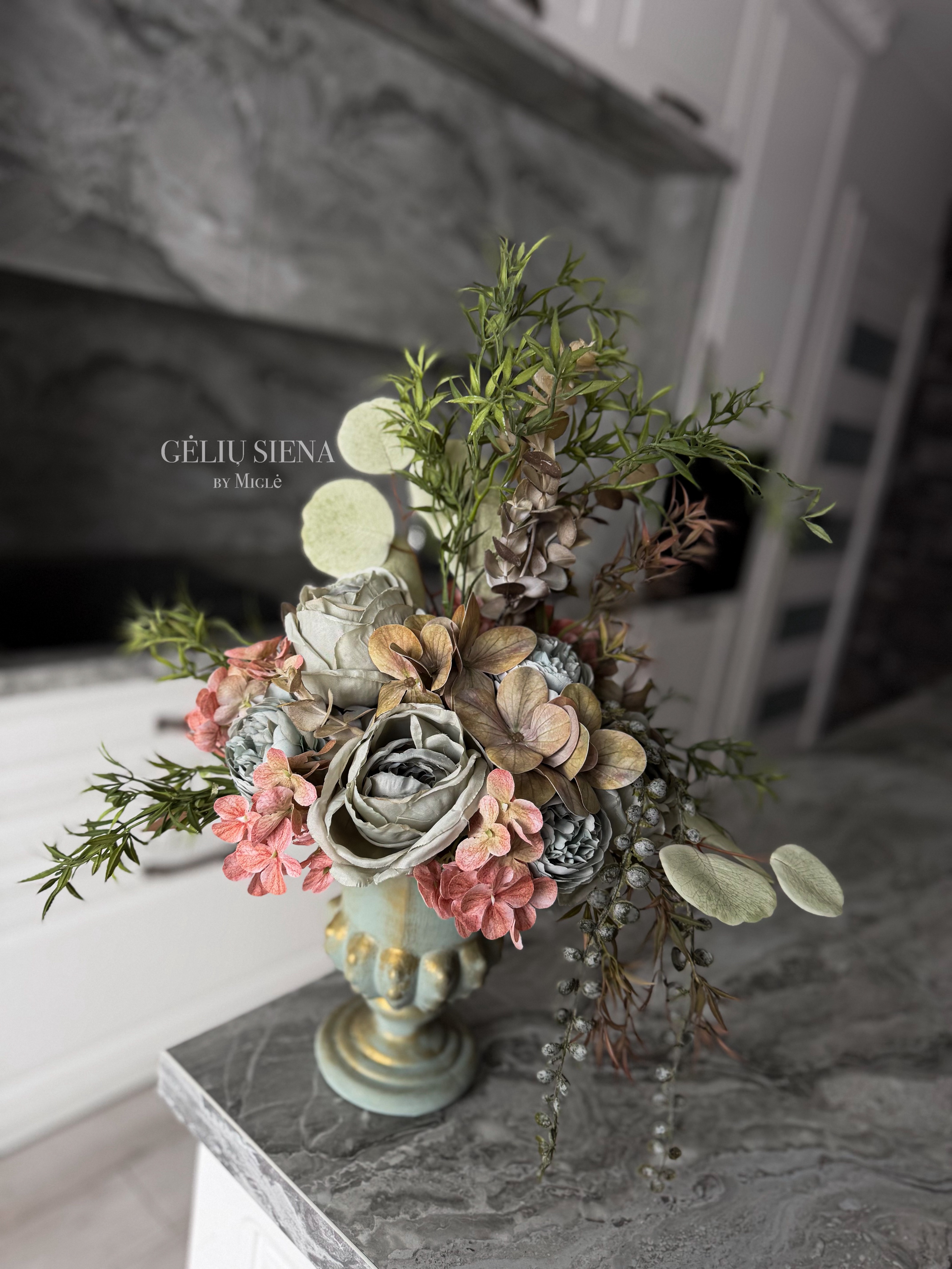 Kompozicija rankų darbo vazoje