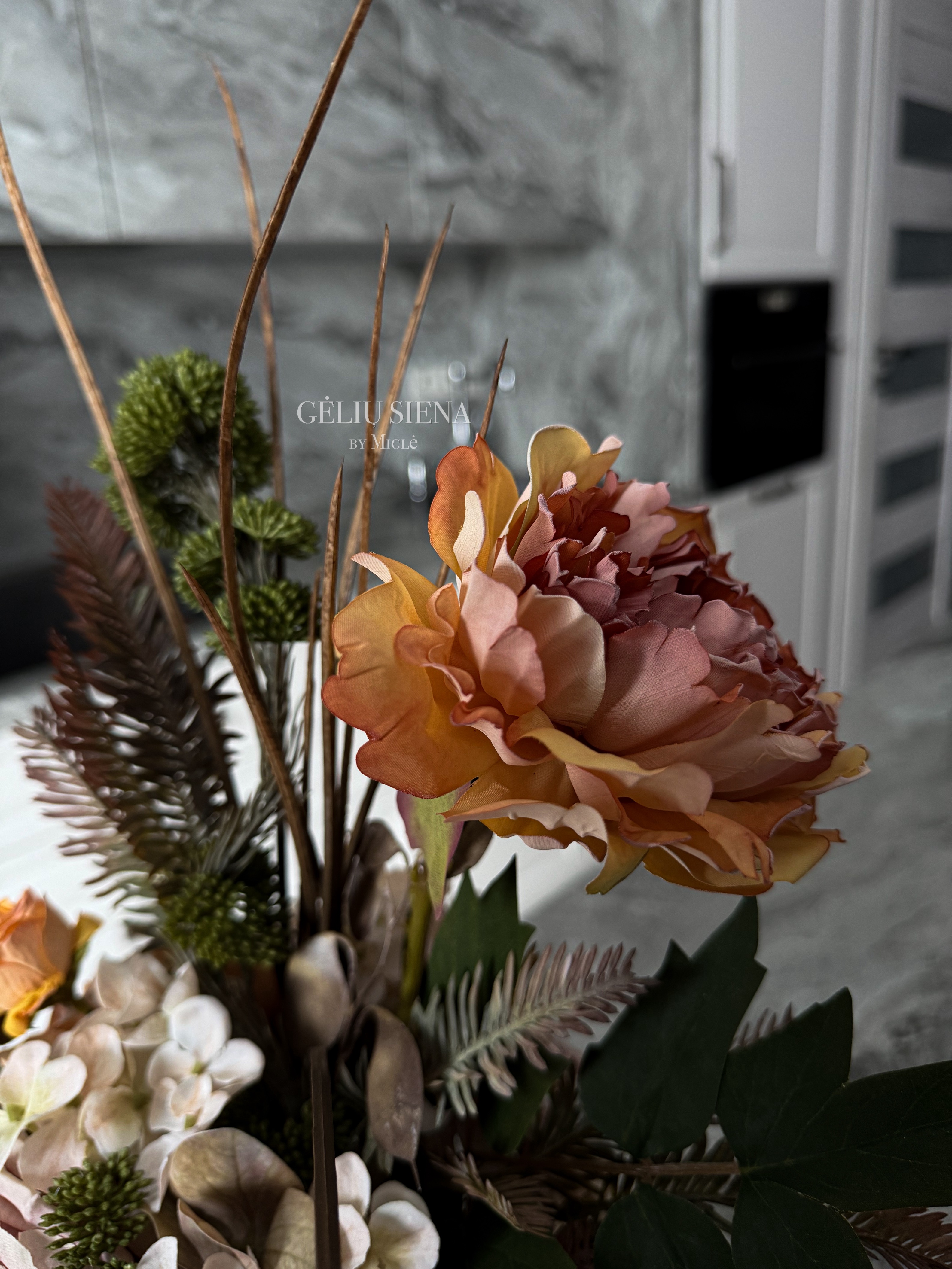 Kompozicija keramikinėje vazoje