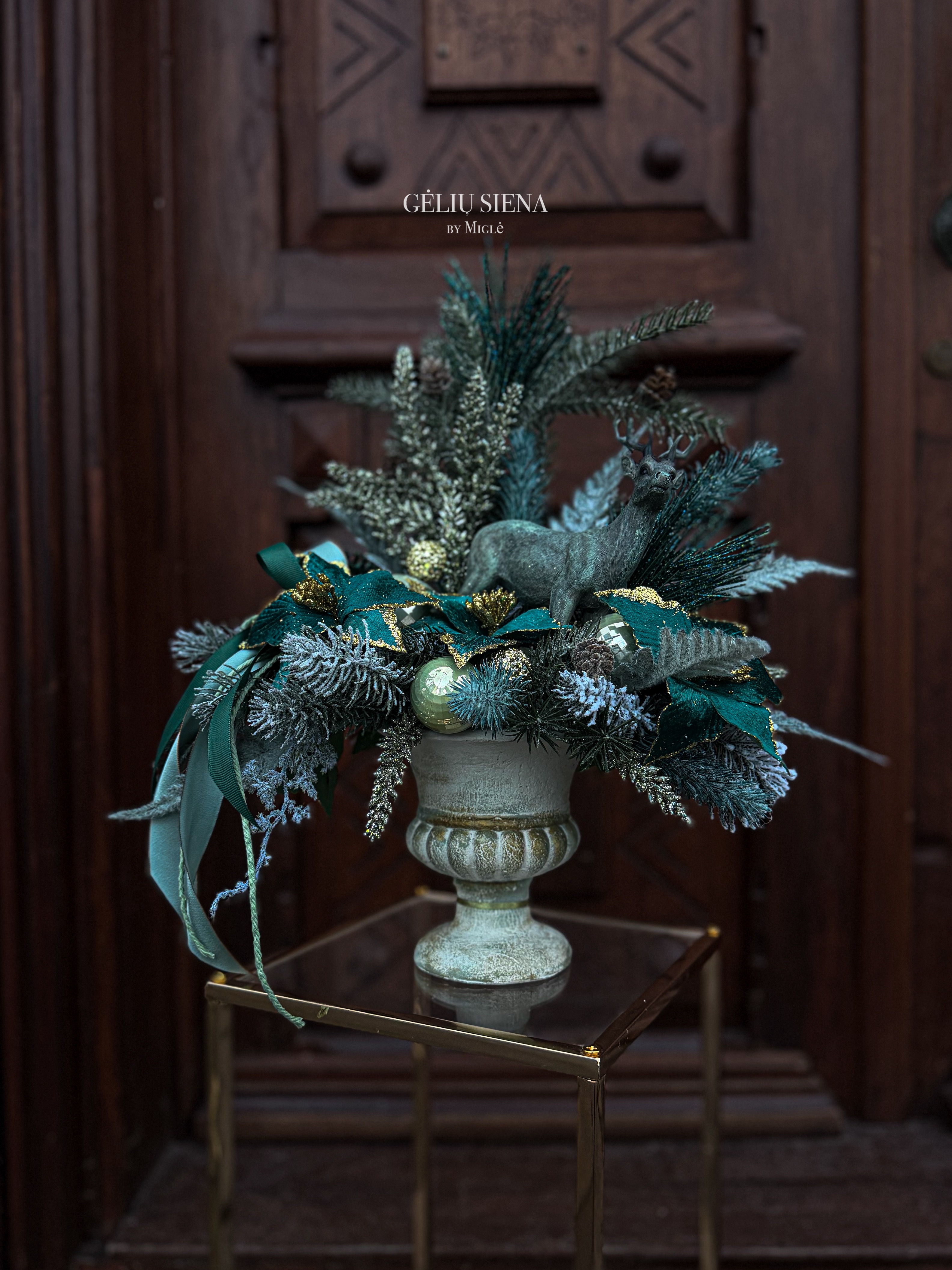 Kalėdinė kompozicija ranku darbo vazoje