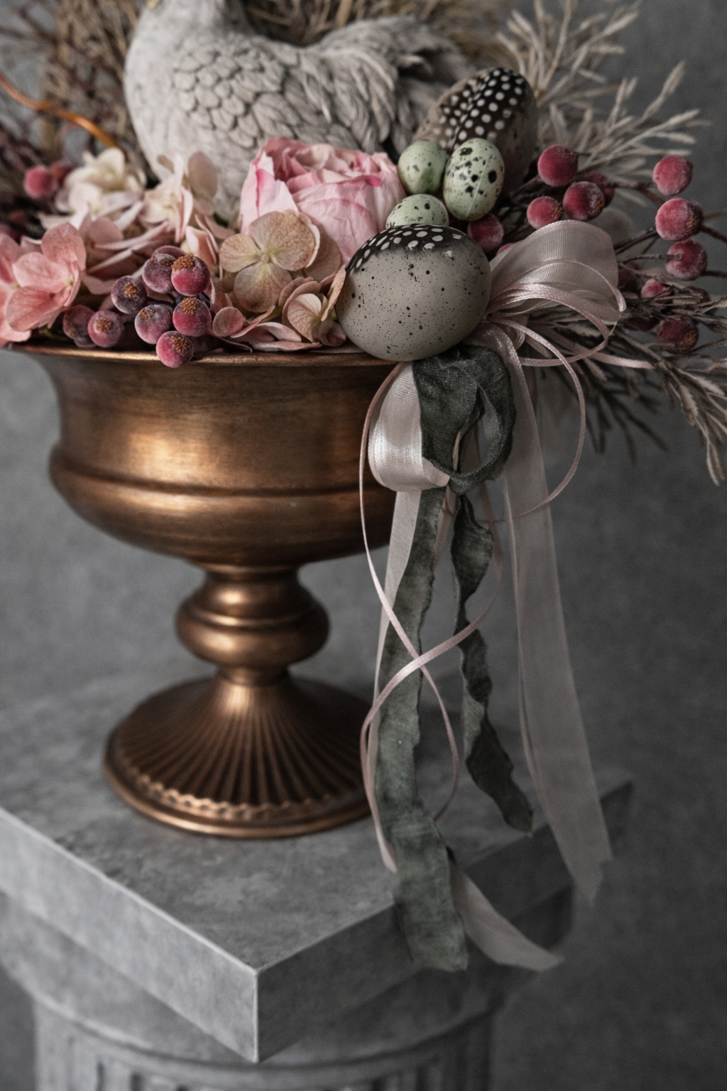 Kompozicija metalinėje vazoje