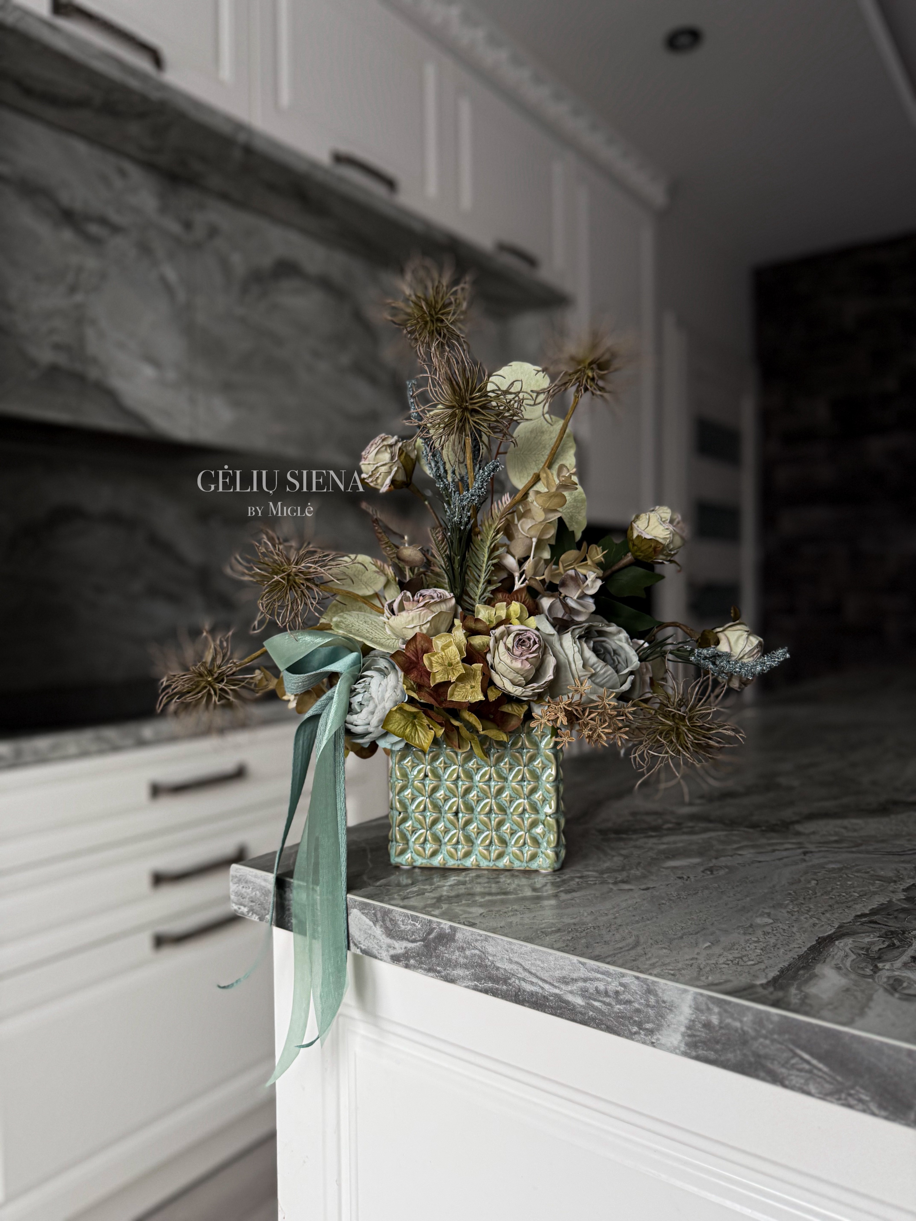 Kompozicija keramikinėje vazoje