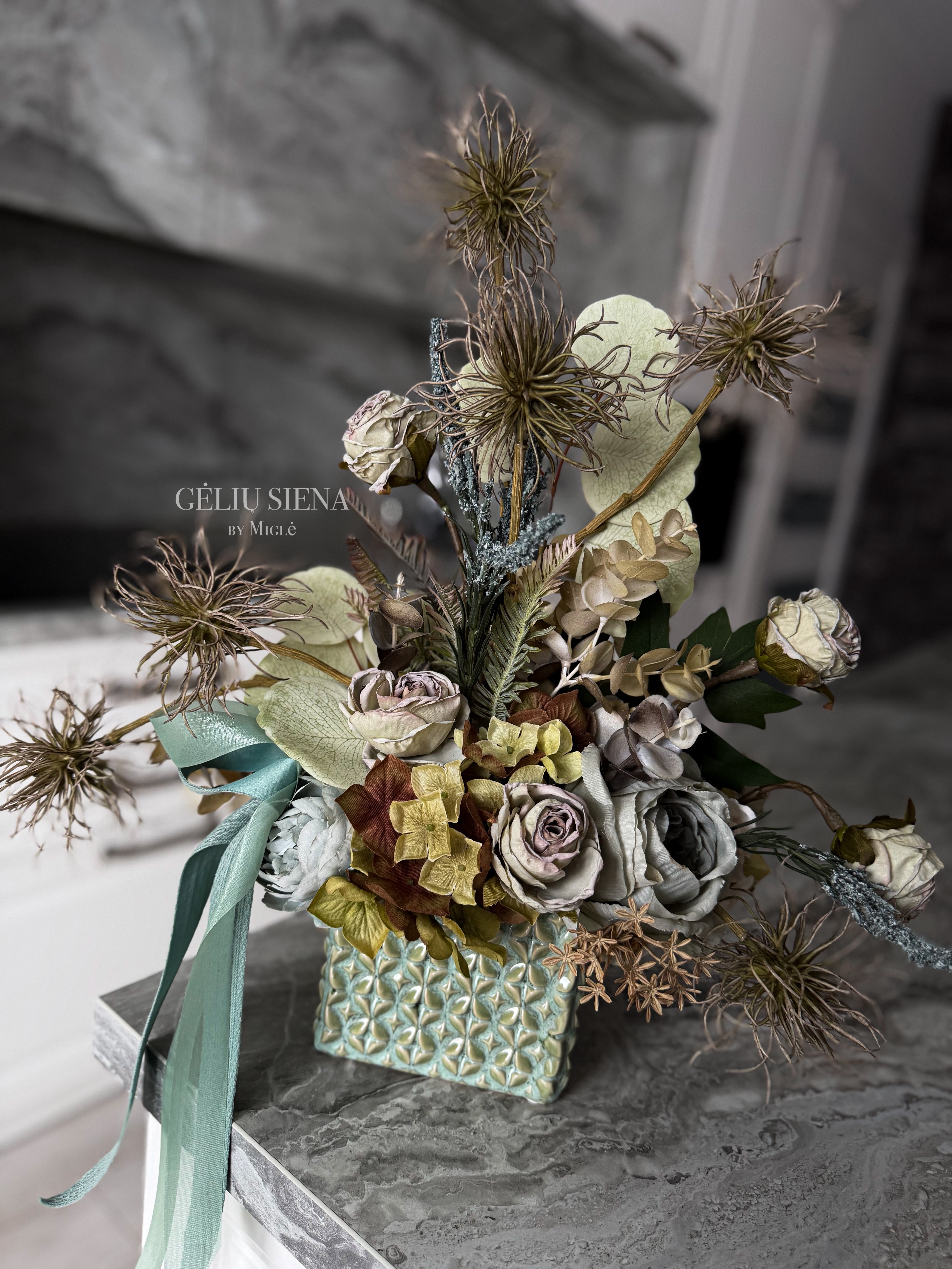 Kompozicija keramikinėje vazoje